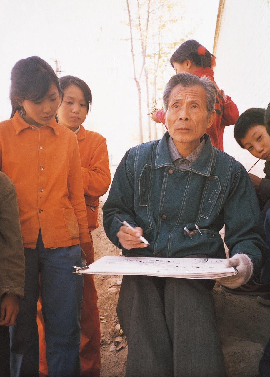 Photograph of Wu Guanzhong sketching at the Luliang Mountains, Shaanxi