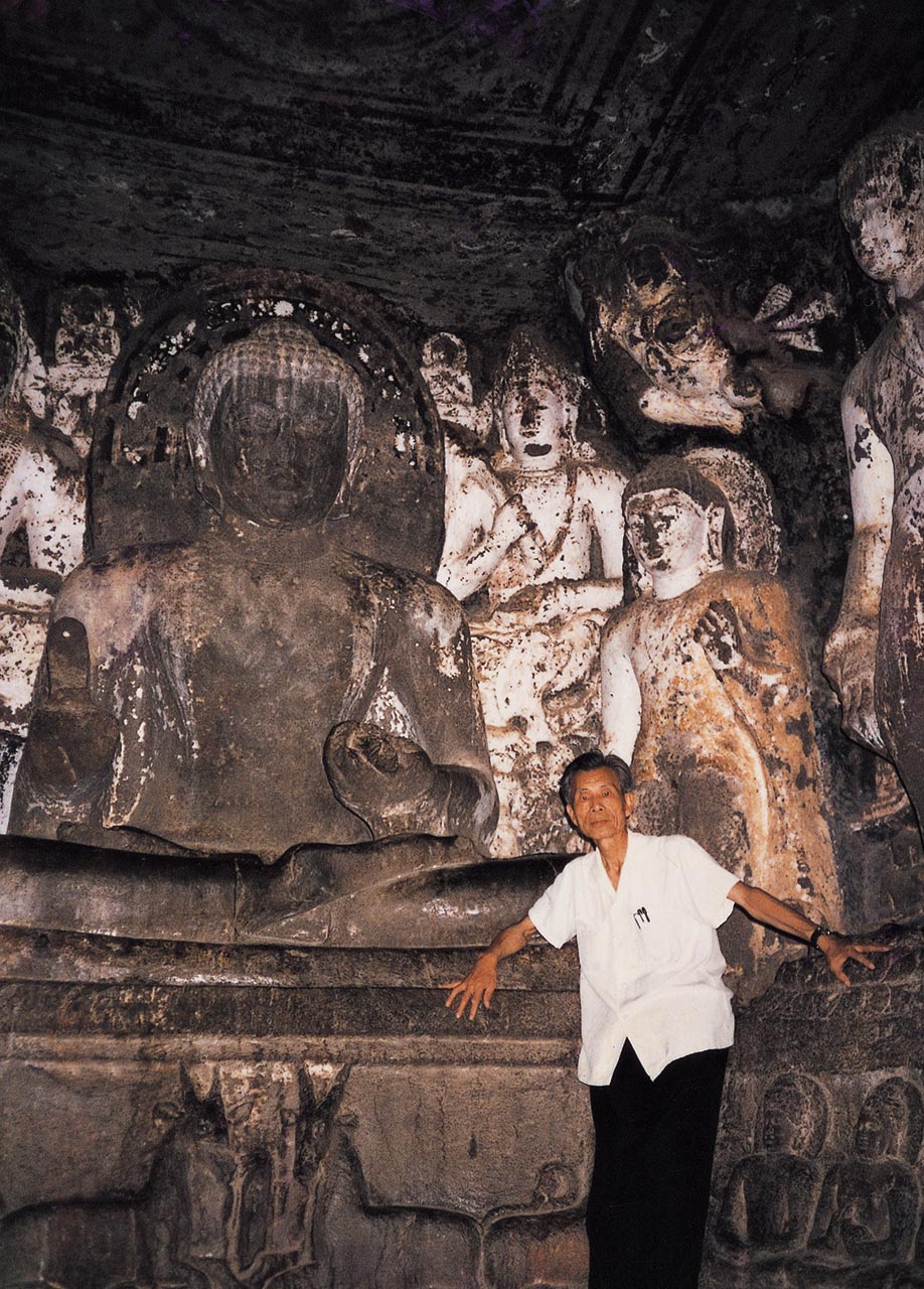 Photograph of Wu Guanzhong at Ajanta Caves, India