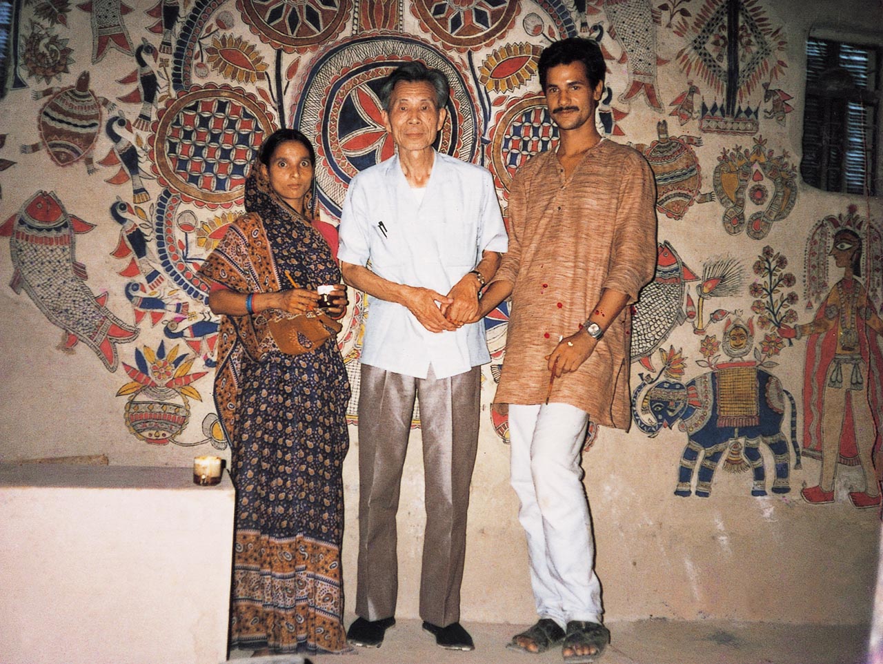 Photograph of Wu Guanzhong with local artists in India