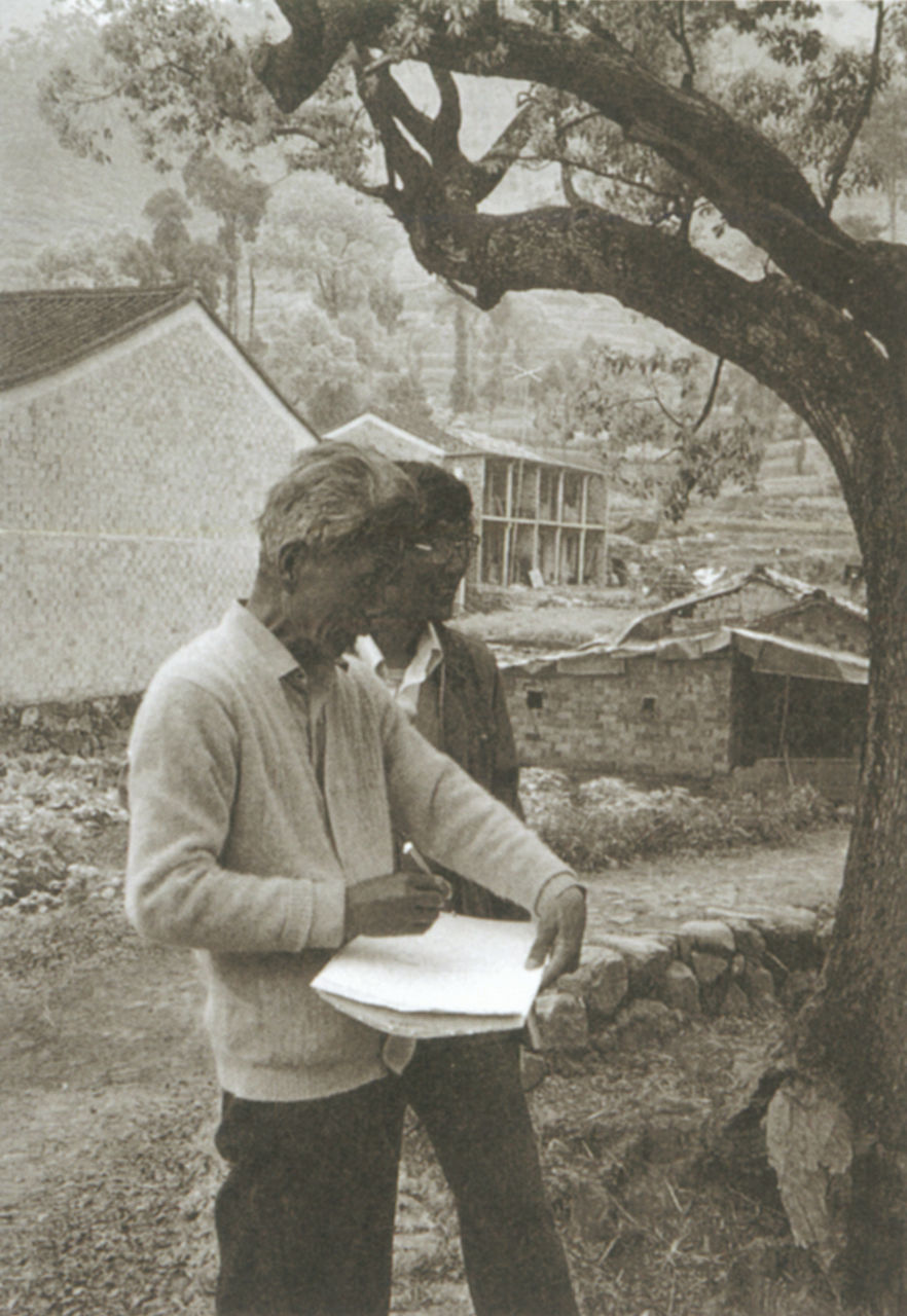 Photograph of Wu Guanzhong sketching at Tiantai Mountain, Zhejiang