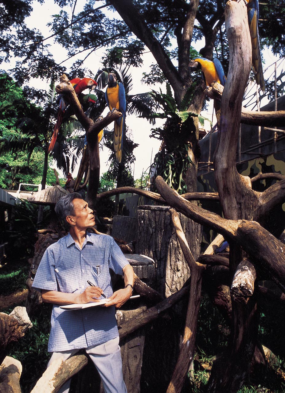 Photograph of Wu Guanzhong sketching at Jurong Bird Park, Singapore