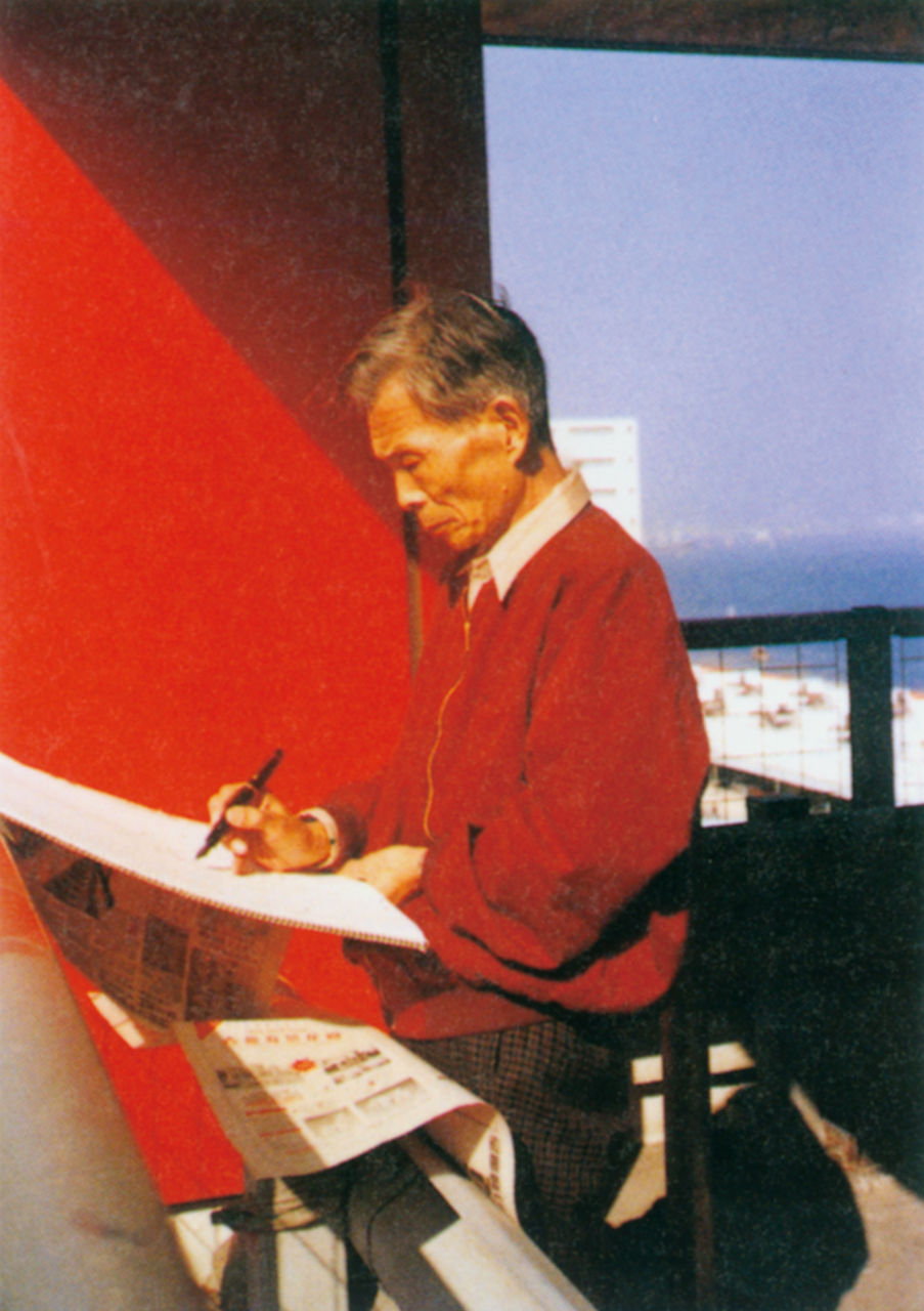 Photograph of Wu Guanzhong sketching in Tokyo, Japan
