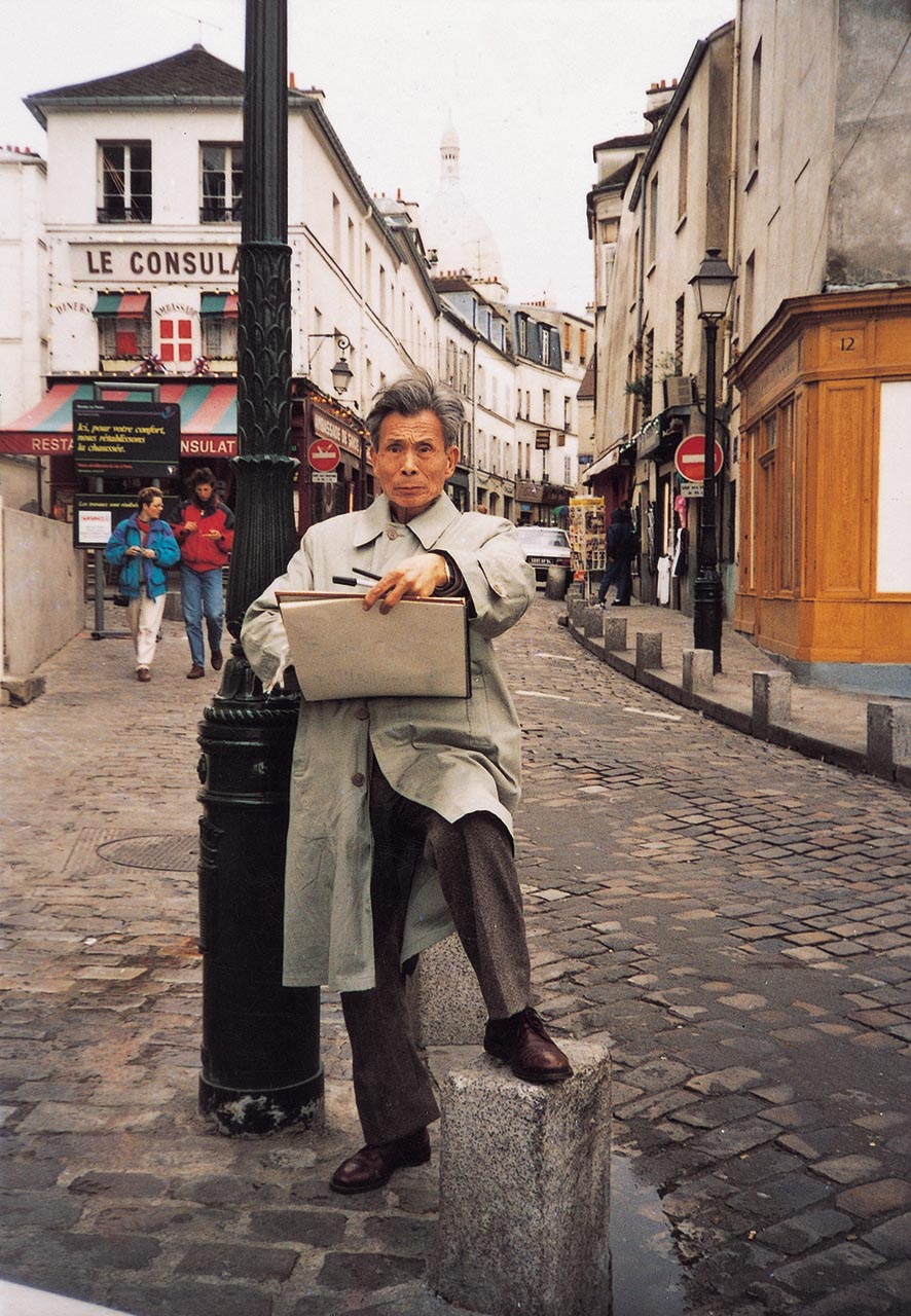 Photograph of Wu Guanzhong sketching in Paris, France