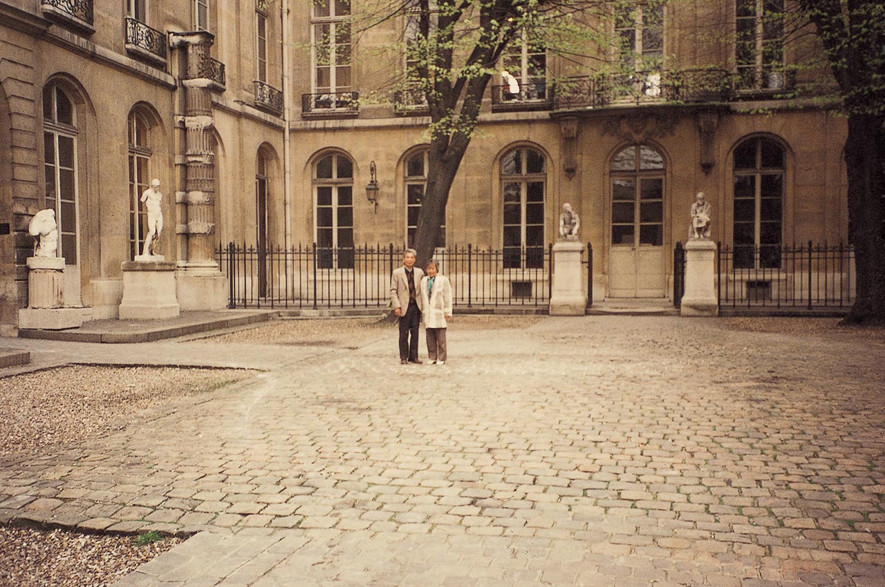 Photograph of Wu Guanzhong and his wife, Zhu Biqin visiting Wu's alma mater, l'École nationale supérieure des Beaux-Arts in Paris
