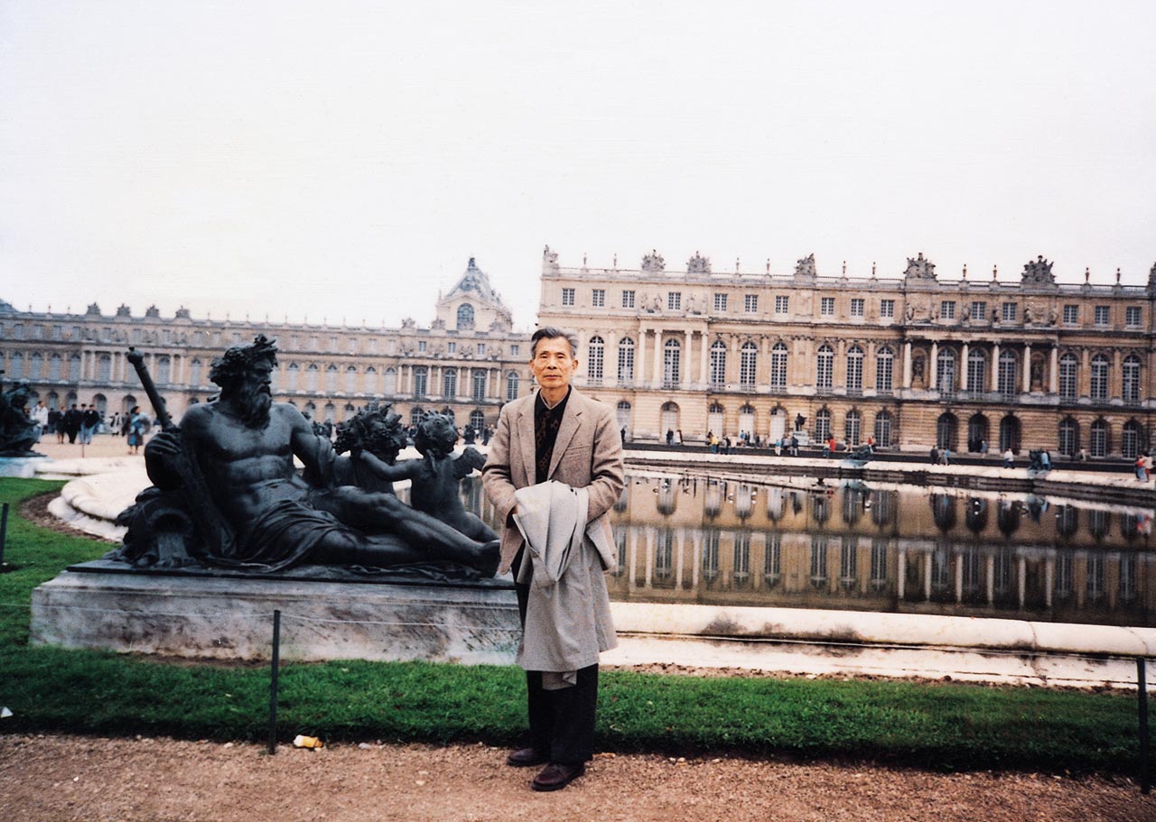 Photograph of Wu Guanzhong at the Palace of Versailles, Paris