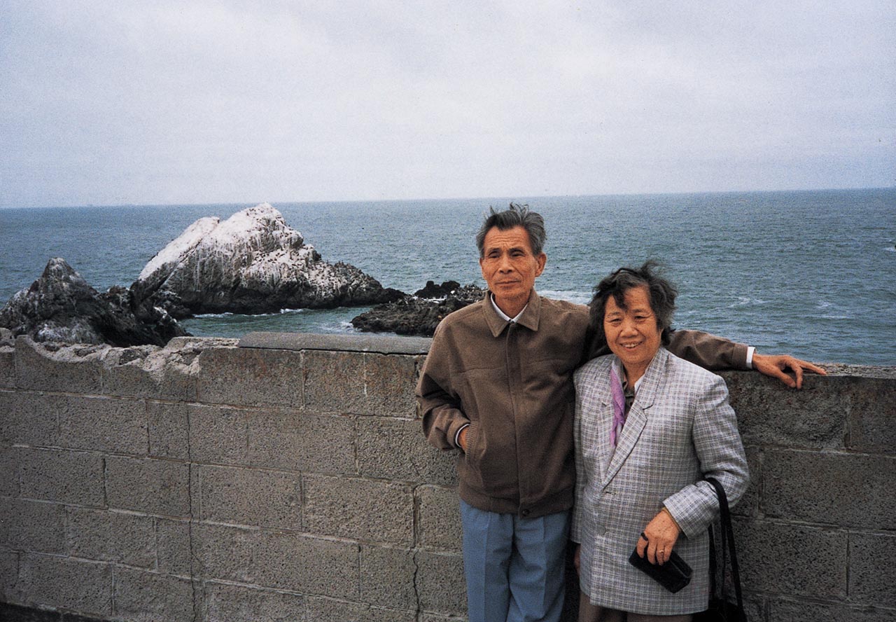 Photograph of Wu Guanzhong and his wife, Zhu Biqin, at the West Coast of the United States