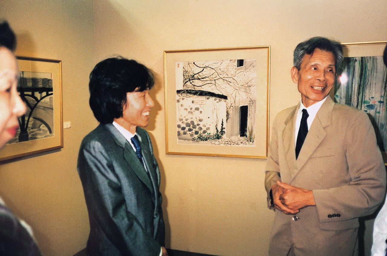 Photograph of Wu Guanzhong in conversation with Matazō Kayama