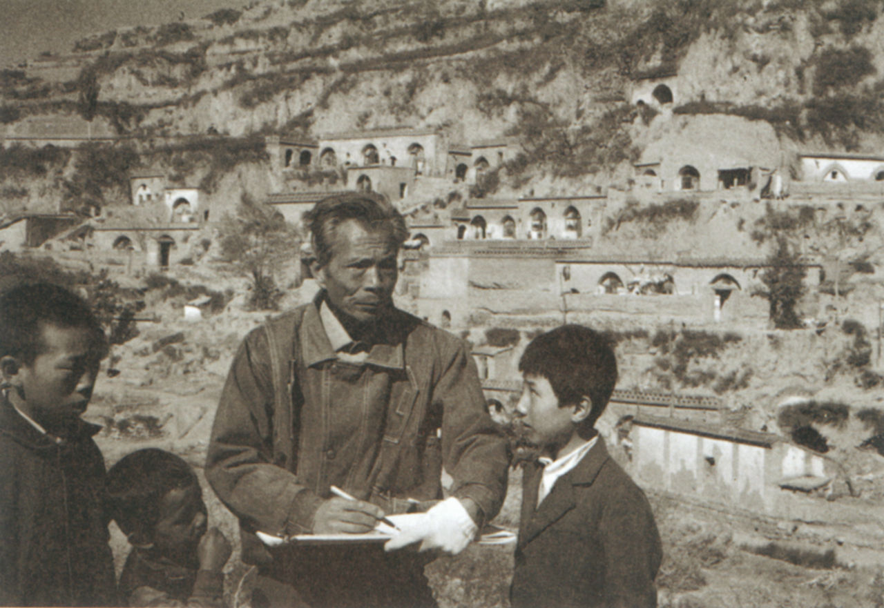 Photograph of Wu Guanzhong sketching at Zhaojiagoucun, Shaanxi