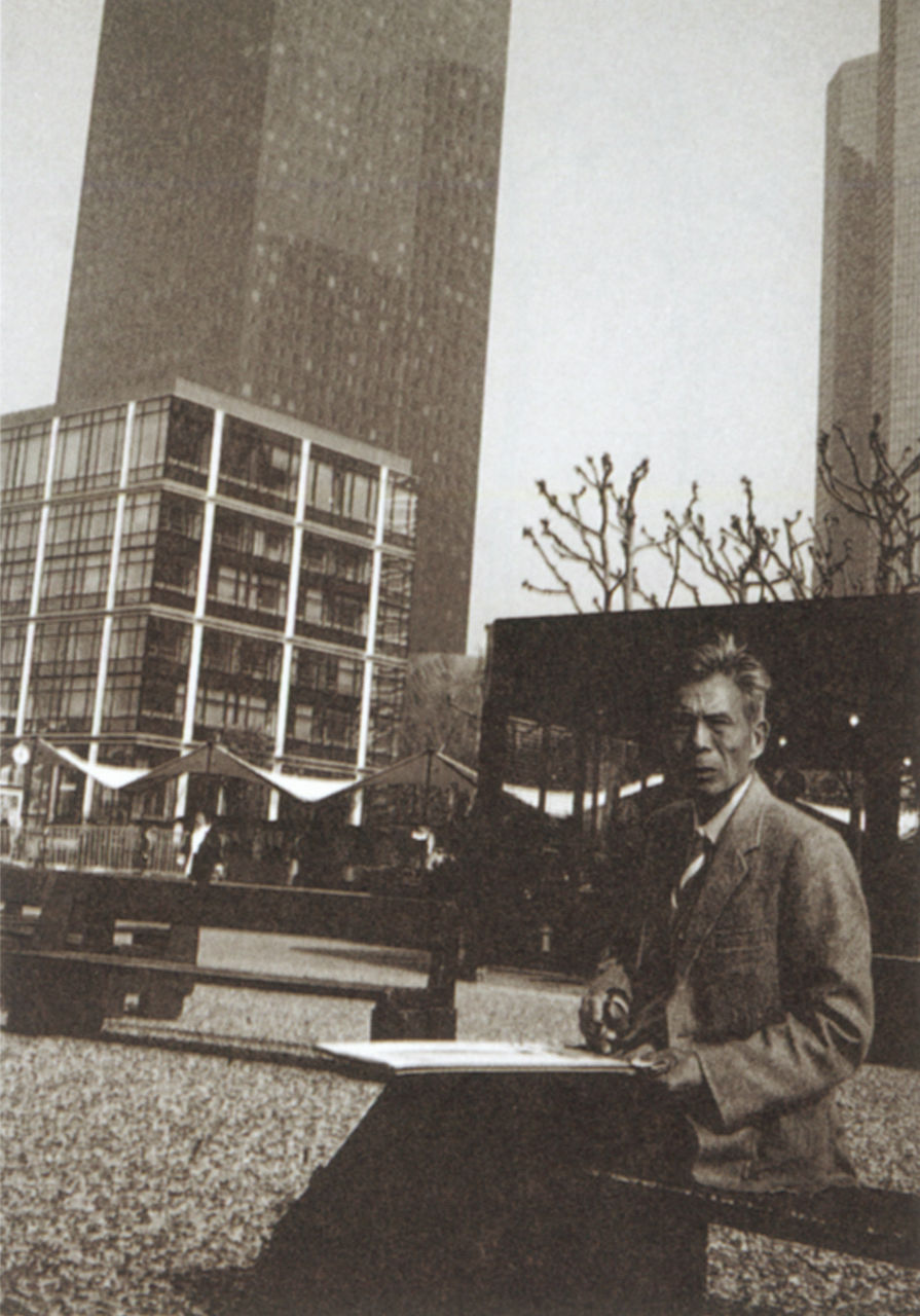 Photograph of Wu Guanzhong sketching in Paris, France