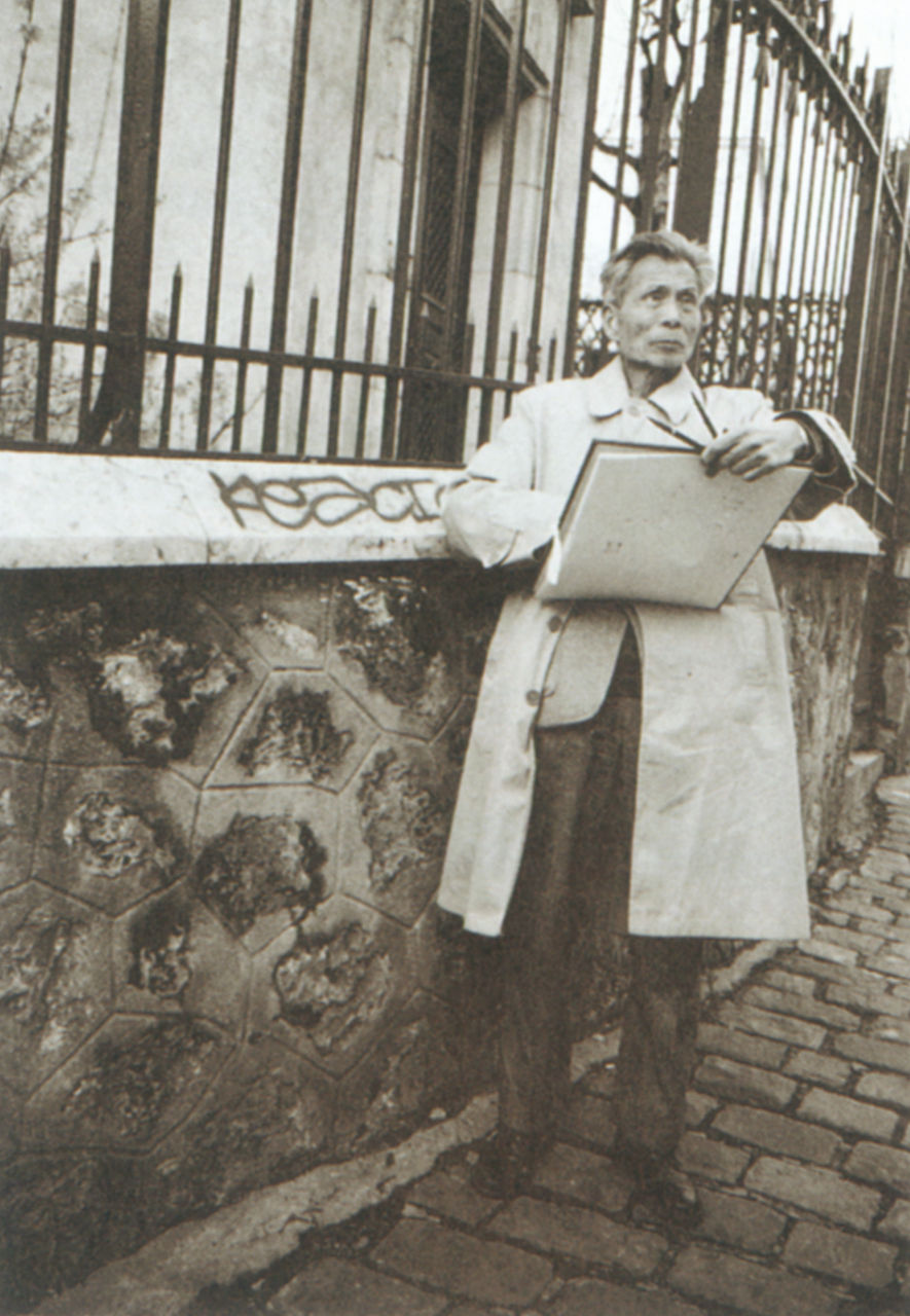 Photograph of Wu Guanzhong sketching at Place de la Concorde, Paris