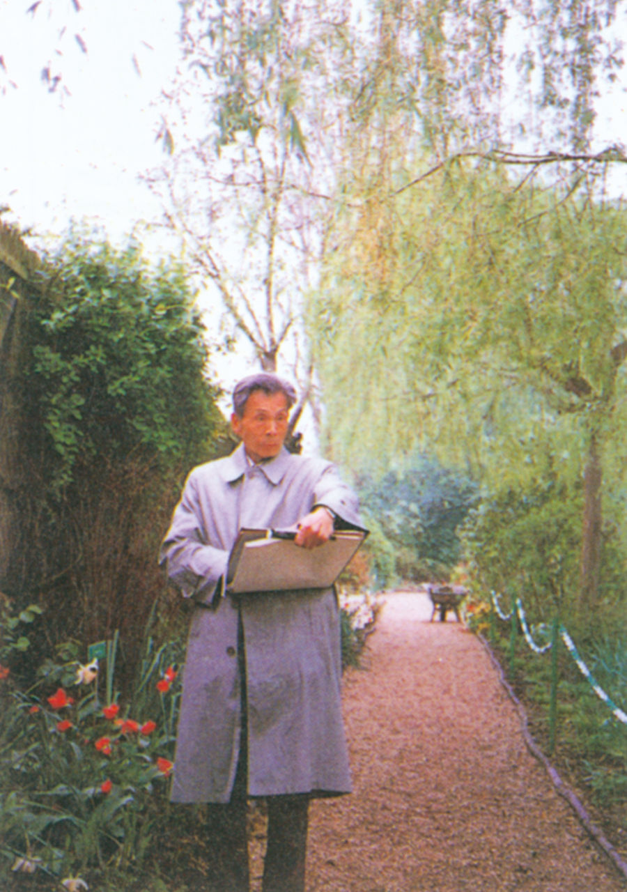 Photograph of Wu Guanzhong sketching at Luxembourg Gardens, Paris