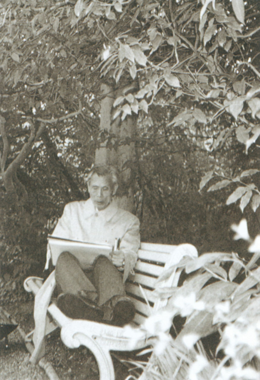 Photograph of Wu Guanzhong sketching in Paris