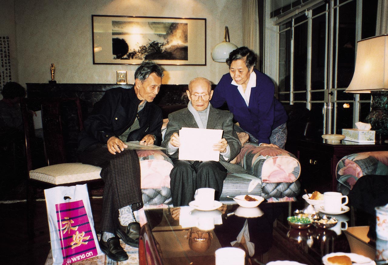 Photograph of Wu Guanzhong, his wife, Zhu Biqing, and Lin Fengmian