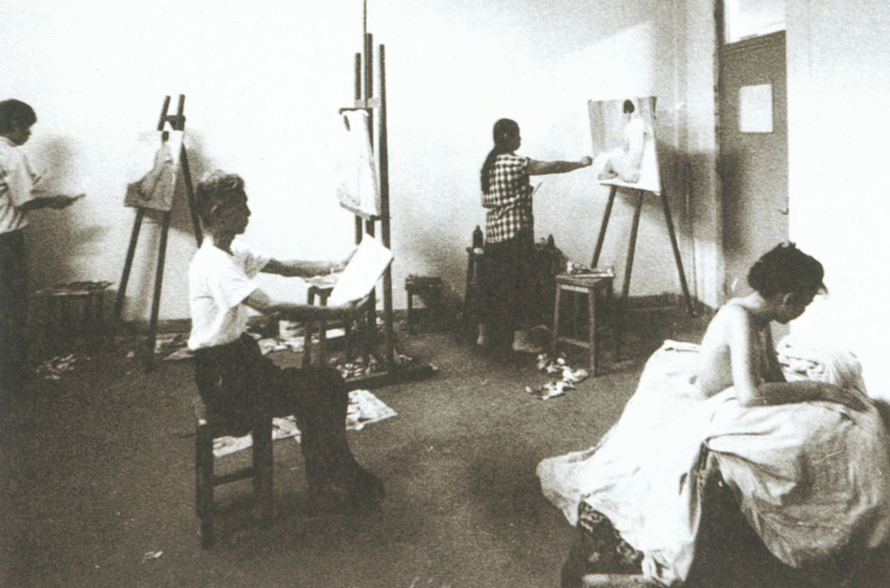 Photograph of Wu Guanzhong doing life-drawing with a group of students in Beijing