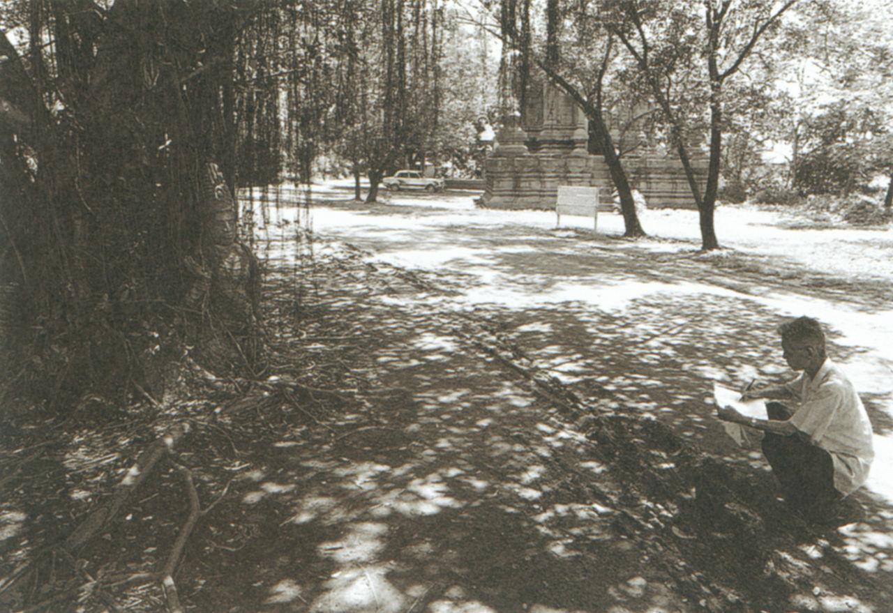Photograph of Wu Guanzhong sketching in Bangkok