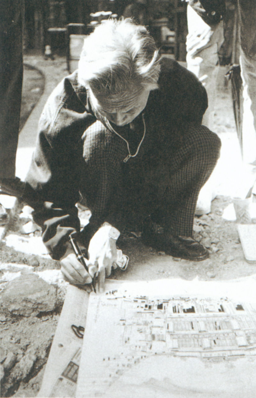 Photograph of Wu Guanzhong sketching in Kowloon, Hong Kong