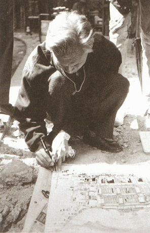 Photograph of Wu Guanzhong sketching in Kowloon, Hong Kong