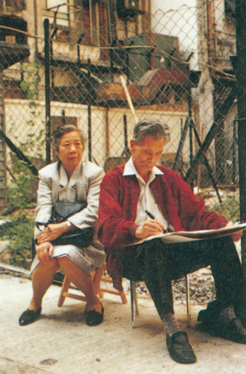 Photograph of Wu Guanzhong sketching in Hong Kong