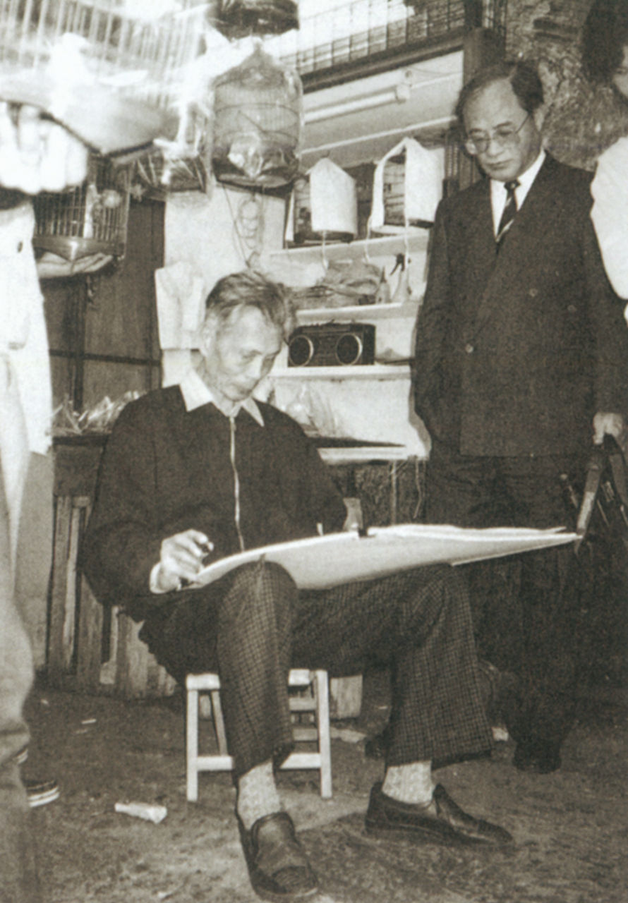Photograph of Wu Guanzhong sketching in Hong Kong