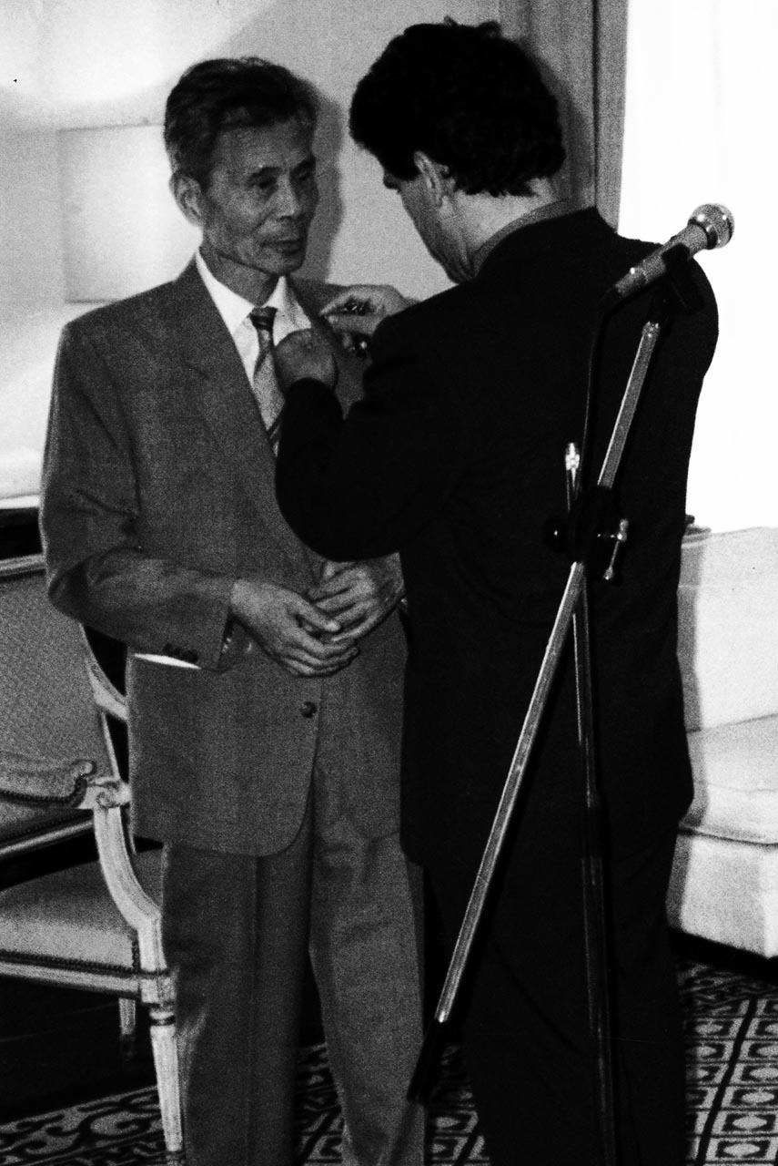 Photograph of Wu Guanzhong receiving the award of Officier de l'Ordre des Arts et des Lettres from the French Ministry of Culture