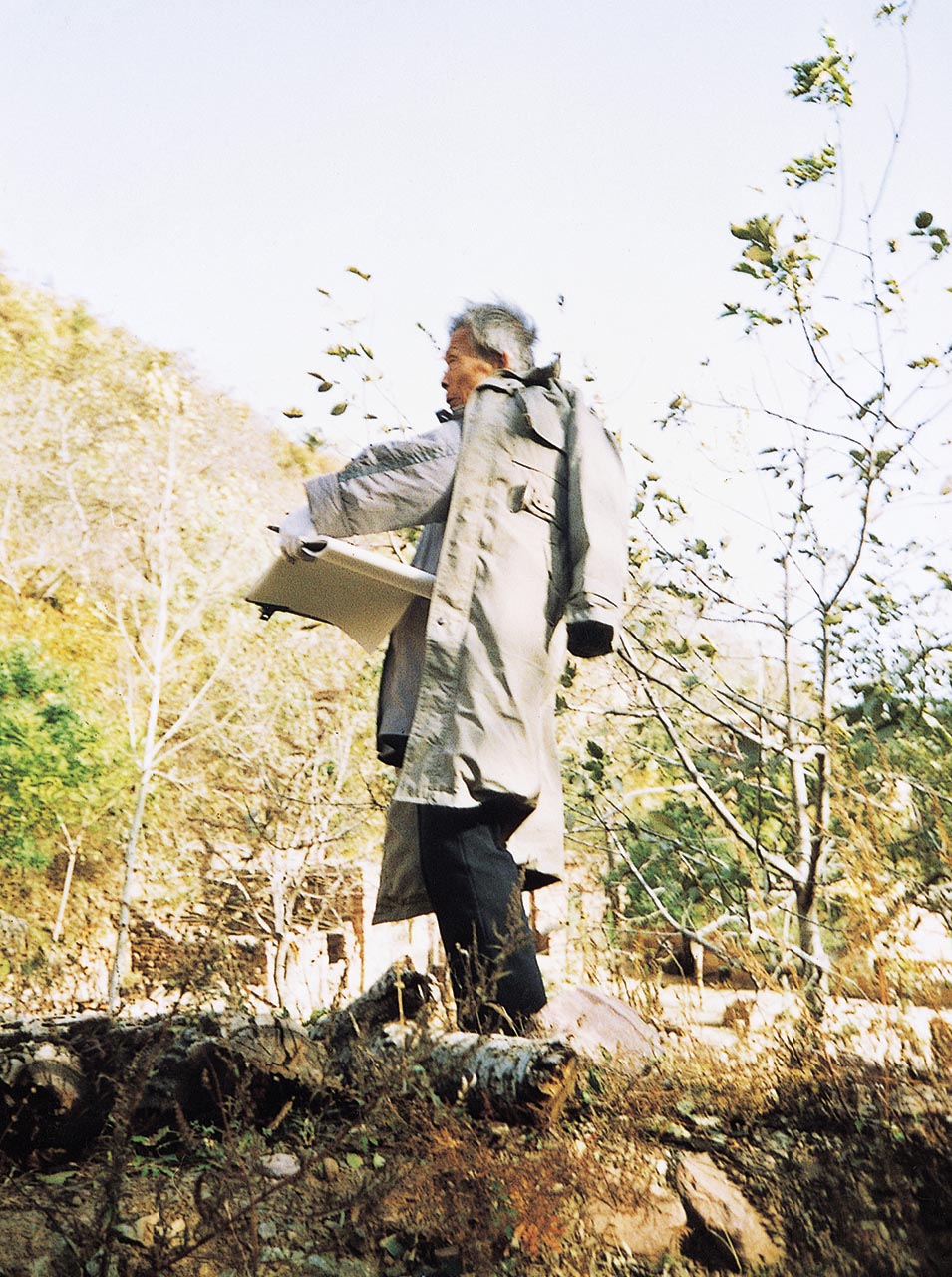 Photograph of Wu Guanzhong sketching at Taihang Mountains, Hebei