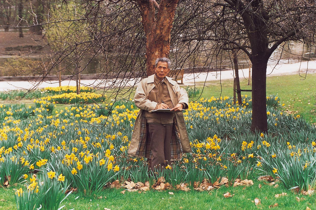 Photograph of Wu Guanzhong sketching in London