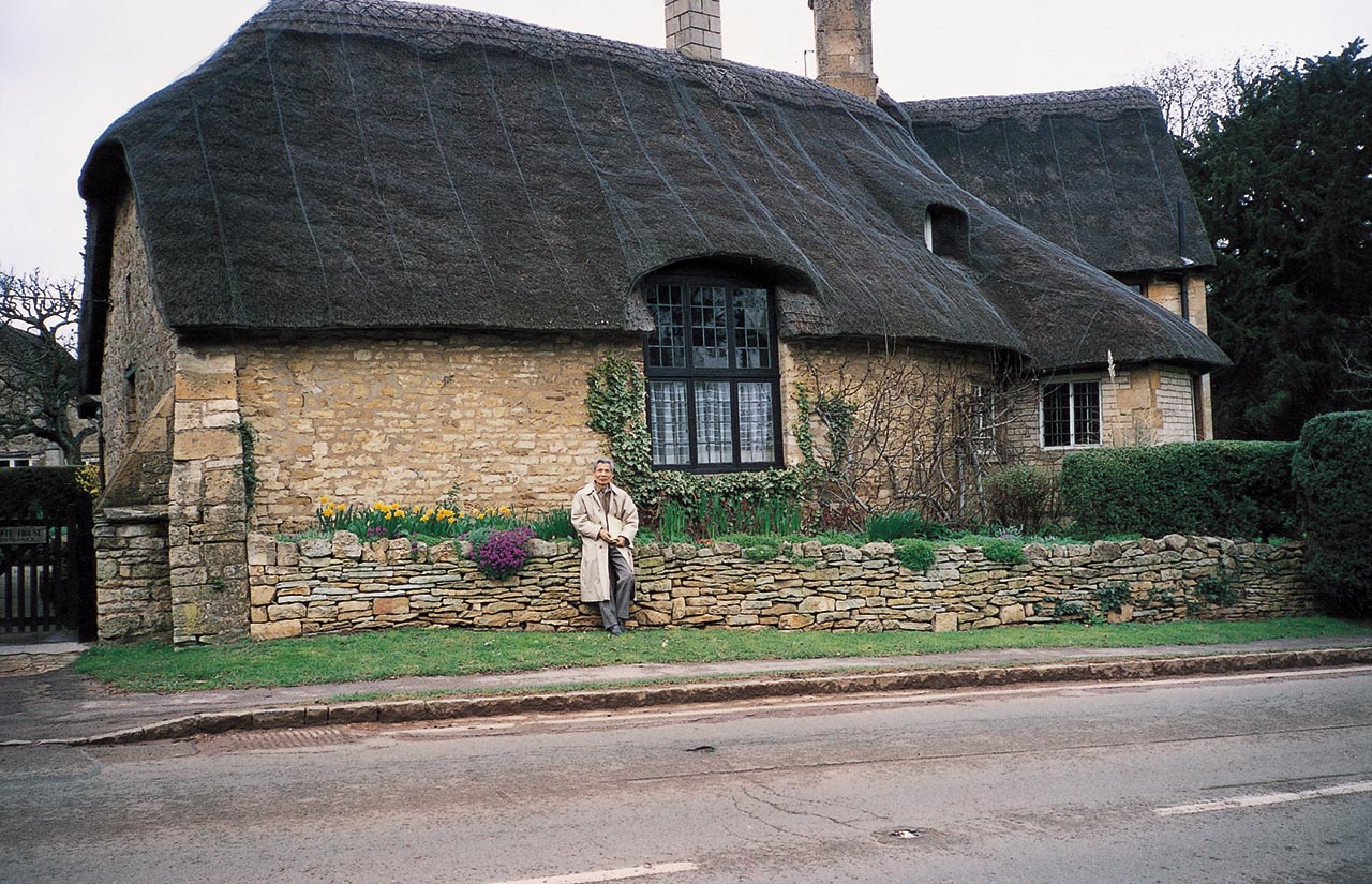 Photograph of Wu Guanzhong in a village in United Kingdom