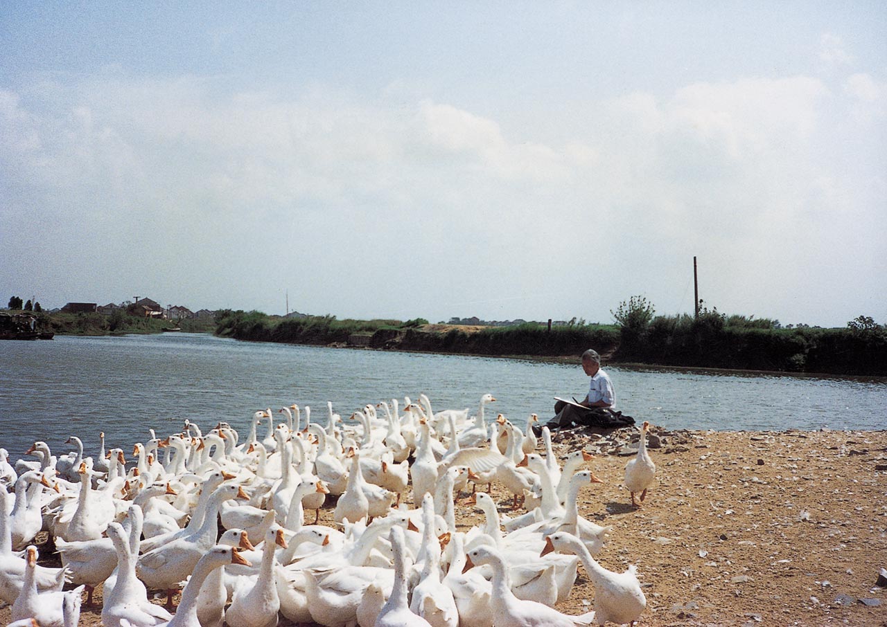 Photograph of Wu Guanzhong sketching in his hometown, Yixing