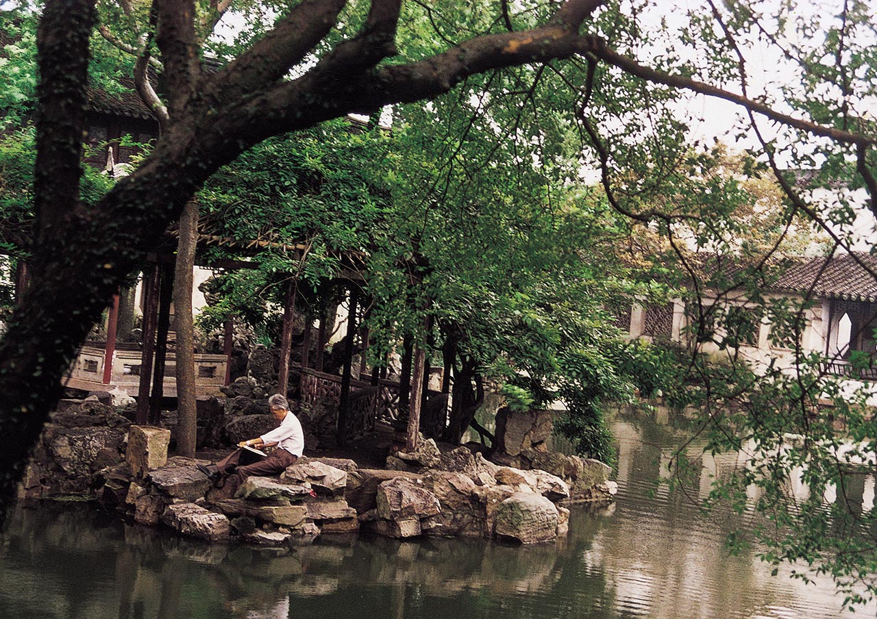 Photograph of Wu Guanzhong sketching at the Lingering Garden, Suzhou