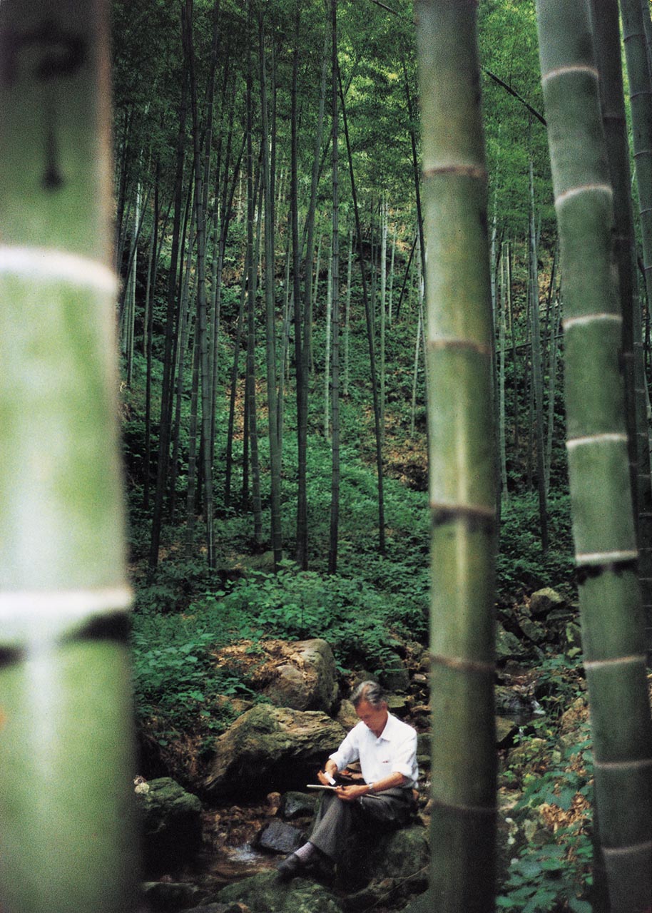 Photograph of Wu Guanzhong sketching in his hometown, Yixing