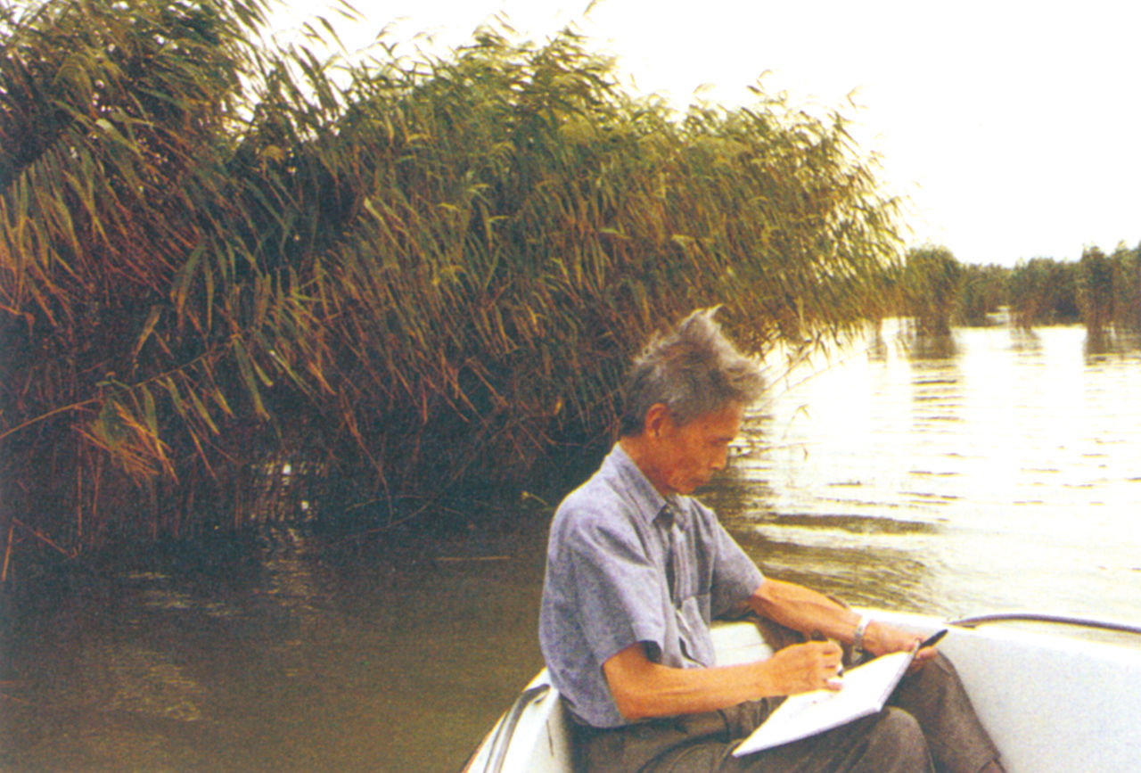 Photograph of Wu Guanzhong sketching in his hometown, Yixing