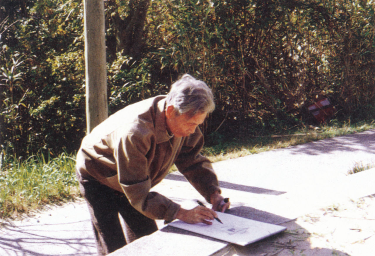 Photograph of Wu Guanzhong sketching at a fishing port in Amakusa, Japan.