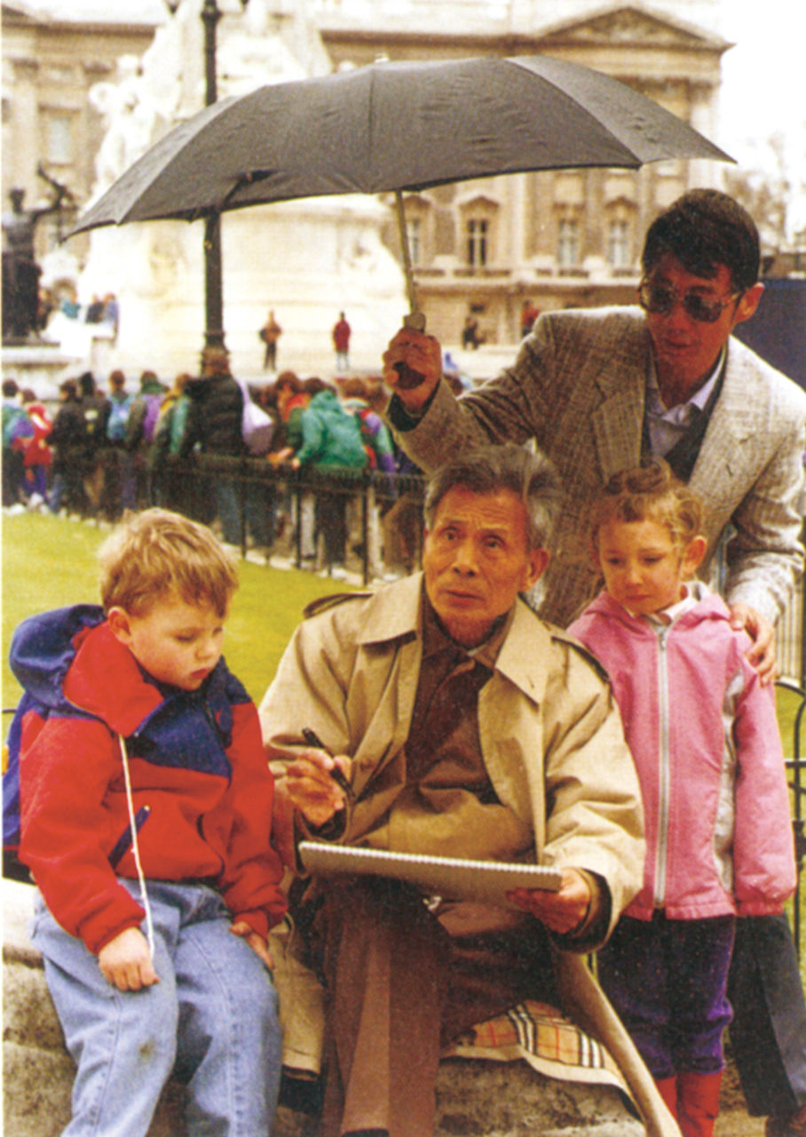 Photograph of Wu Guanzhong sketching in front of Buckingham Palace in United Kingdom