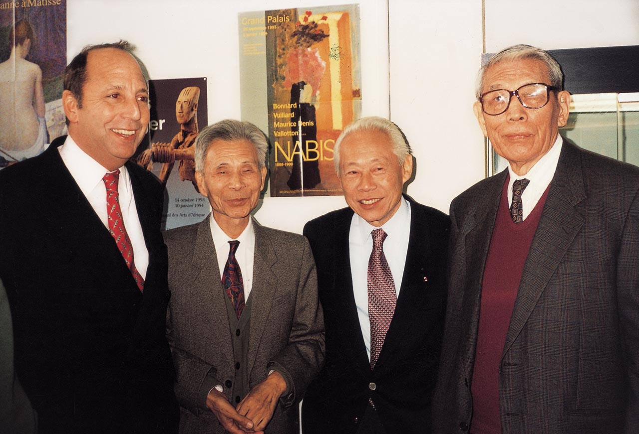 Photograph of Wu Guanzhong, Chu Teh-Chun, and Zao Wou-Ki at the opening reception of the exhibition "Walking into the World—Wu Guanzhong's Ink Paintings and Sketches"