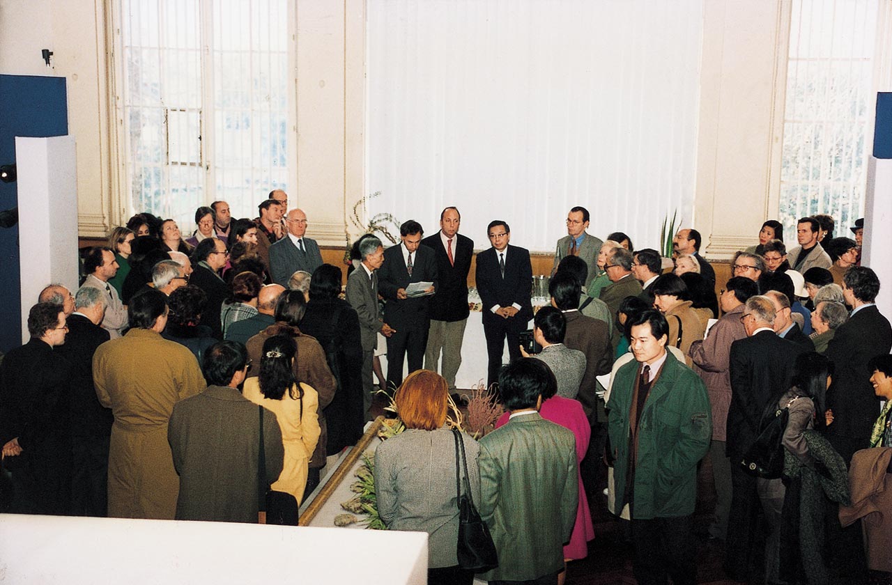 Photograph of Wu Guanzhong receiving the Gold Medal of Paris Award