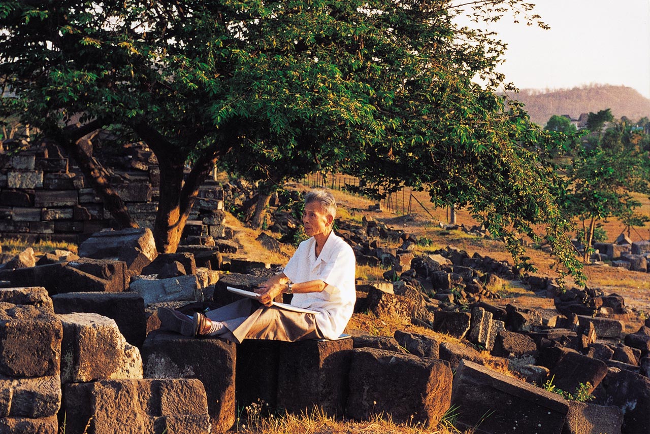 Photograph of Wu Guanzhong sketching in Indonesia