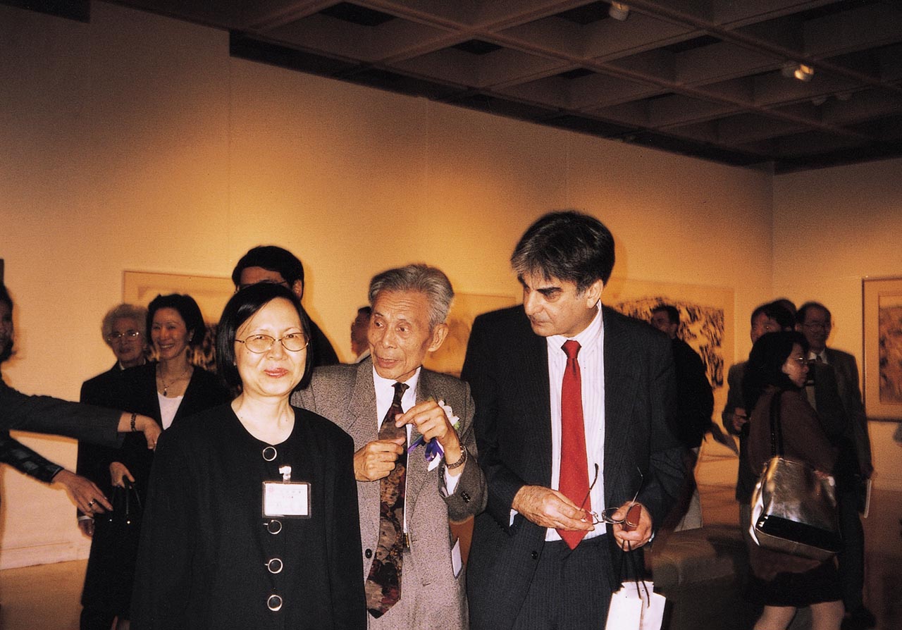 Photograph of Wu Guanzhong, Zhu Jinluan, and Souren Melikian at the opening of "Vision and Revision: Wu Guanzhong"