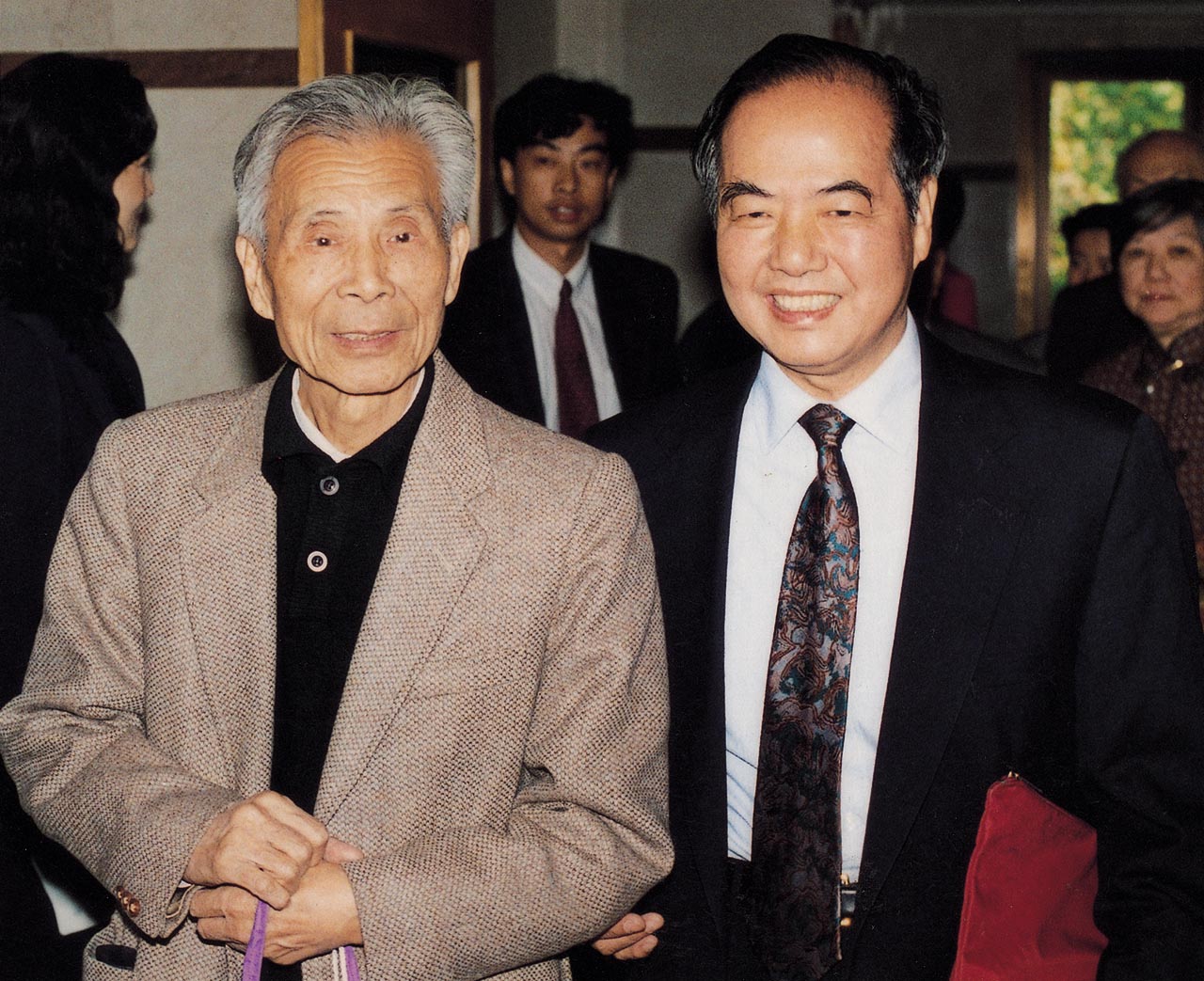 Photograph of Wu Guanzhong and Li Zhengdao at the 1996 Art and Science International Exhibition and Symposium