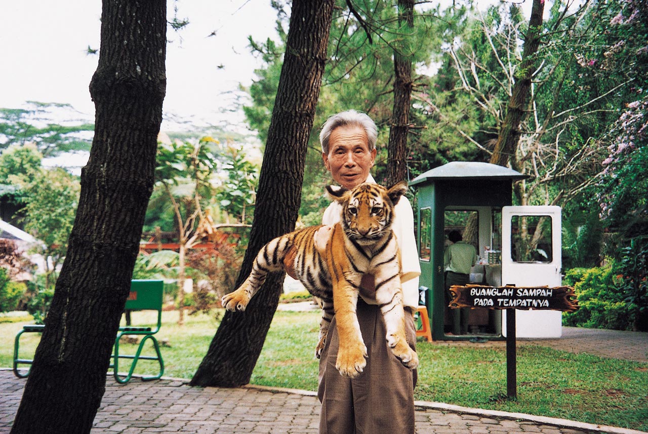 Photograph of Wu Guanzhong at a zoo in Jakarta
