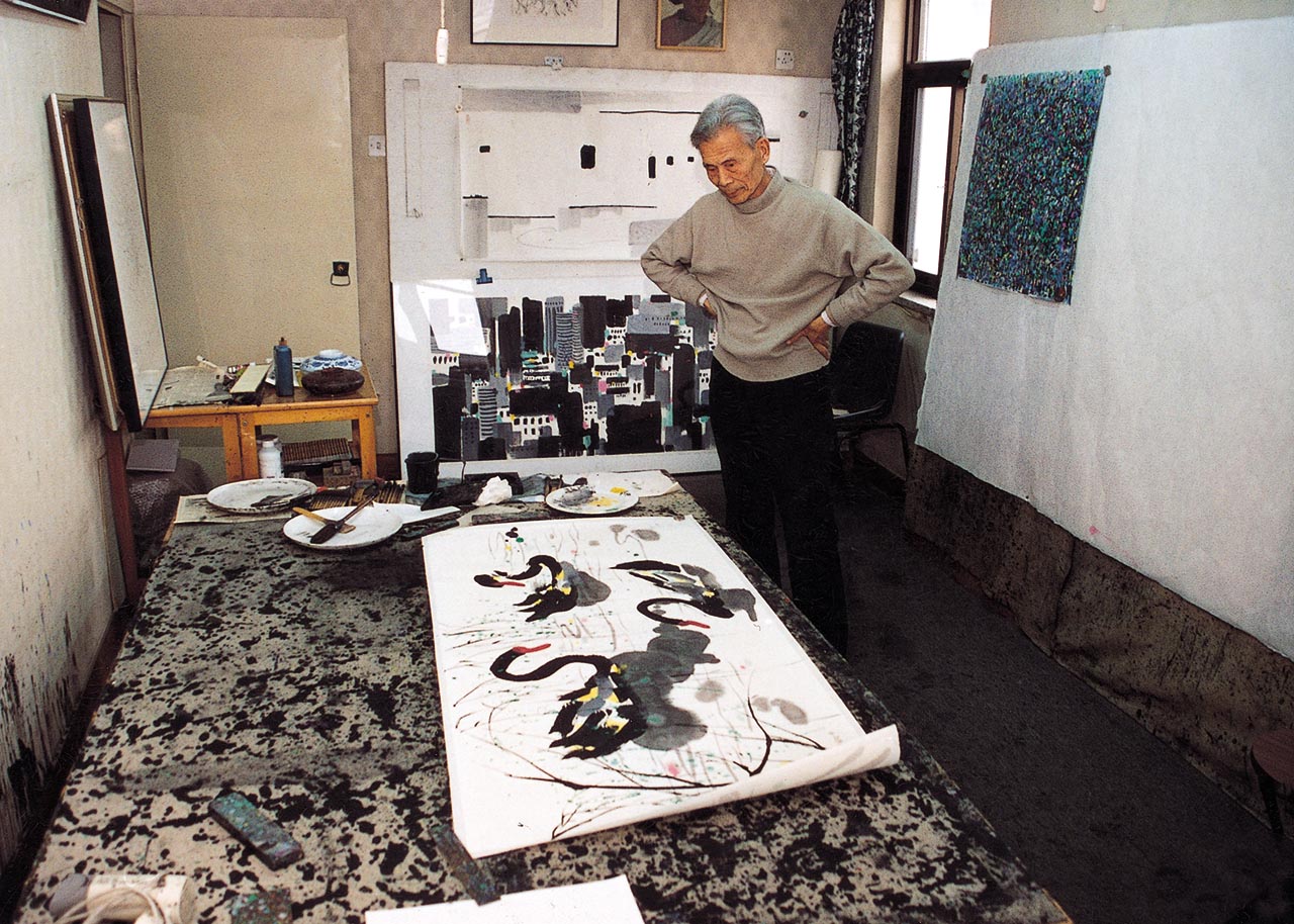 Photograph of Wu Guanzhong in a studio in Fangzhuang, Beijing