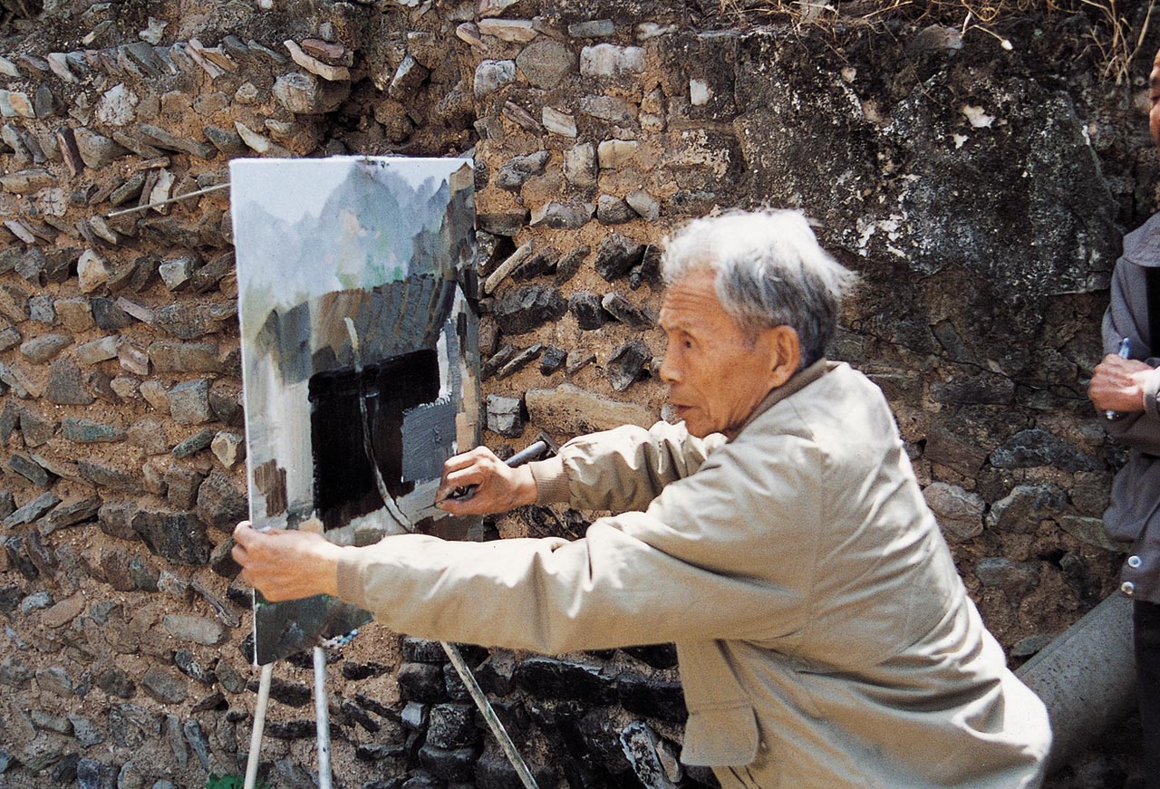 Photograph of Wu Guanzhong sketching in Beijing