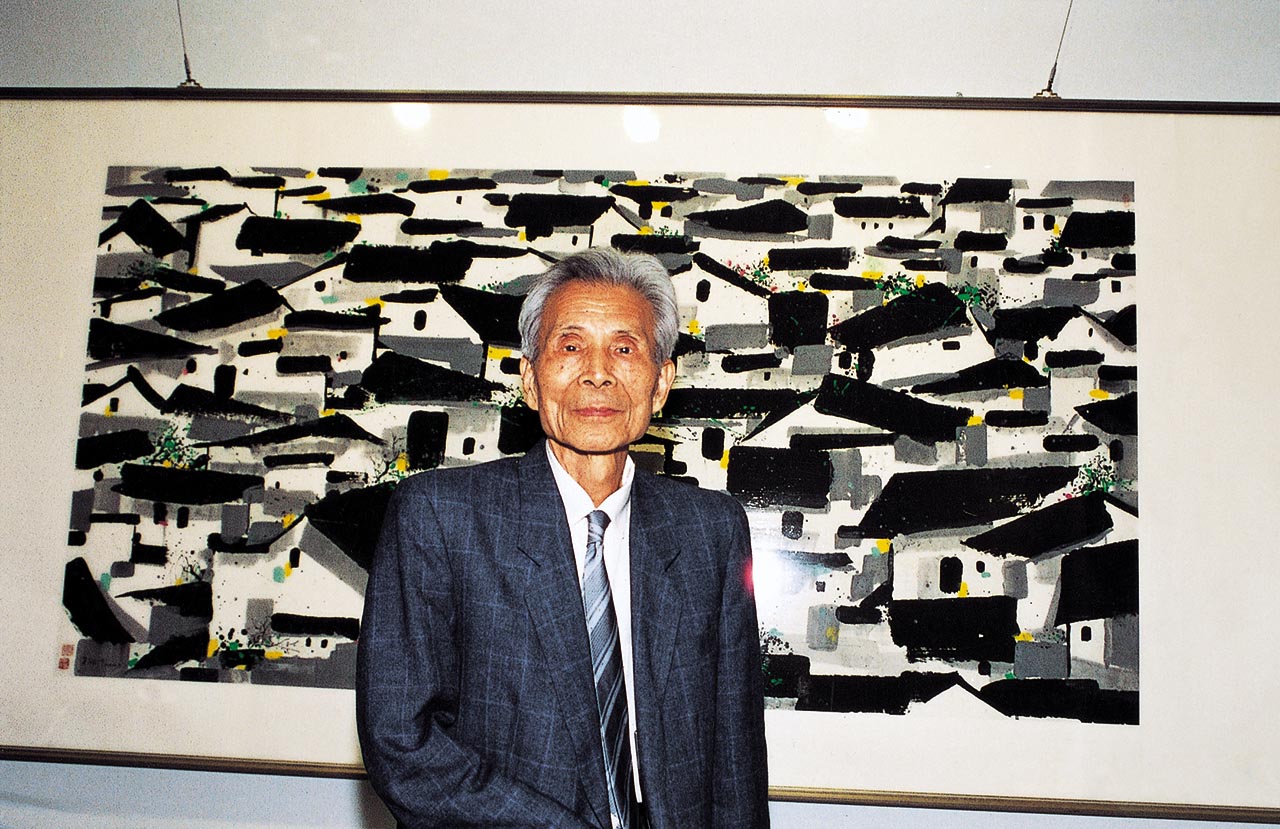 Photograph of Wu Guanzhong before his work at the National Museum of Taiwan History, Tainan