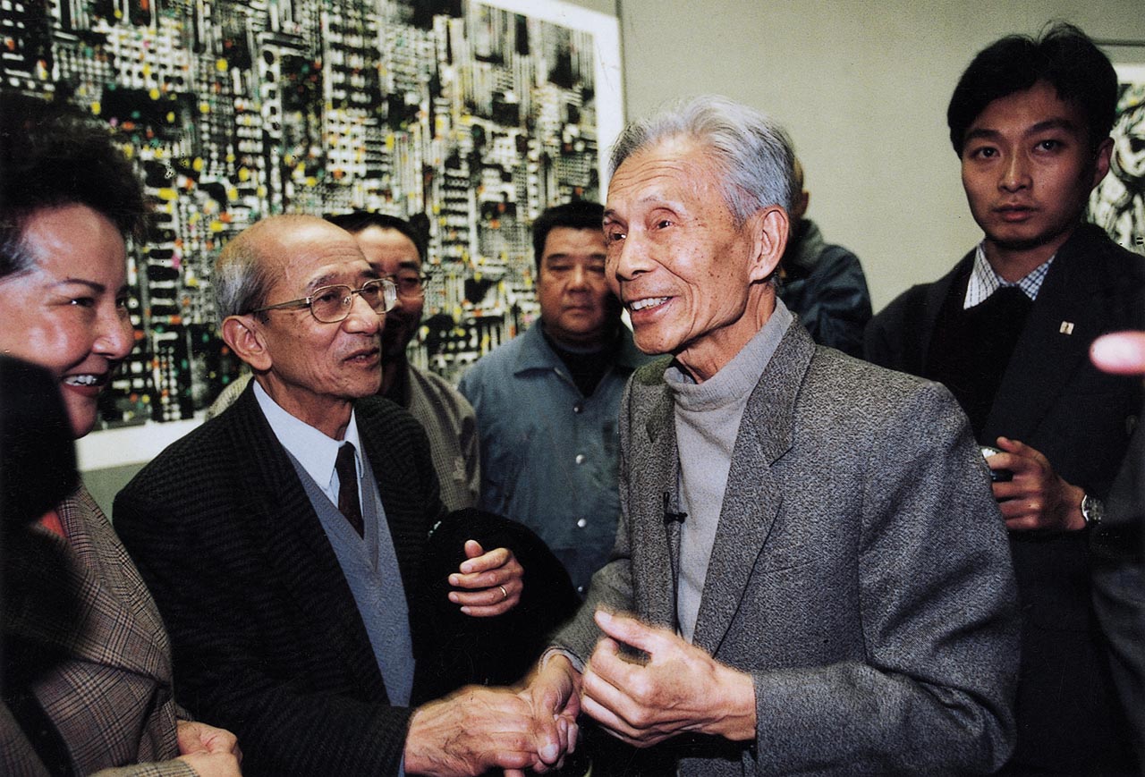 Photograph of Wu Guanzhong in conversation with Xiong Bingming at Cité Internationale des Arts, Paris