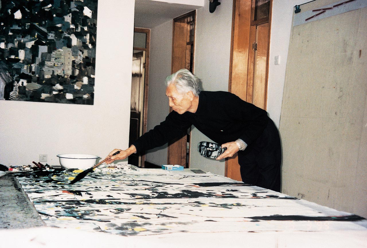 Photograph of Wu Guanzhong painting in a studio at Longtan, Beijing