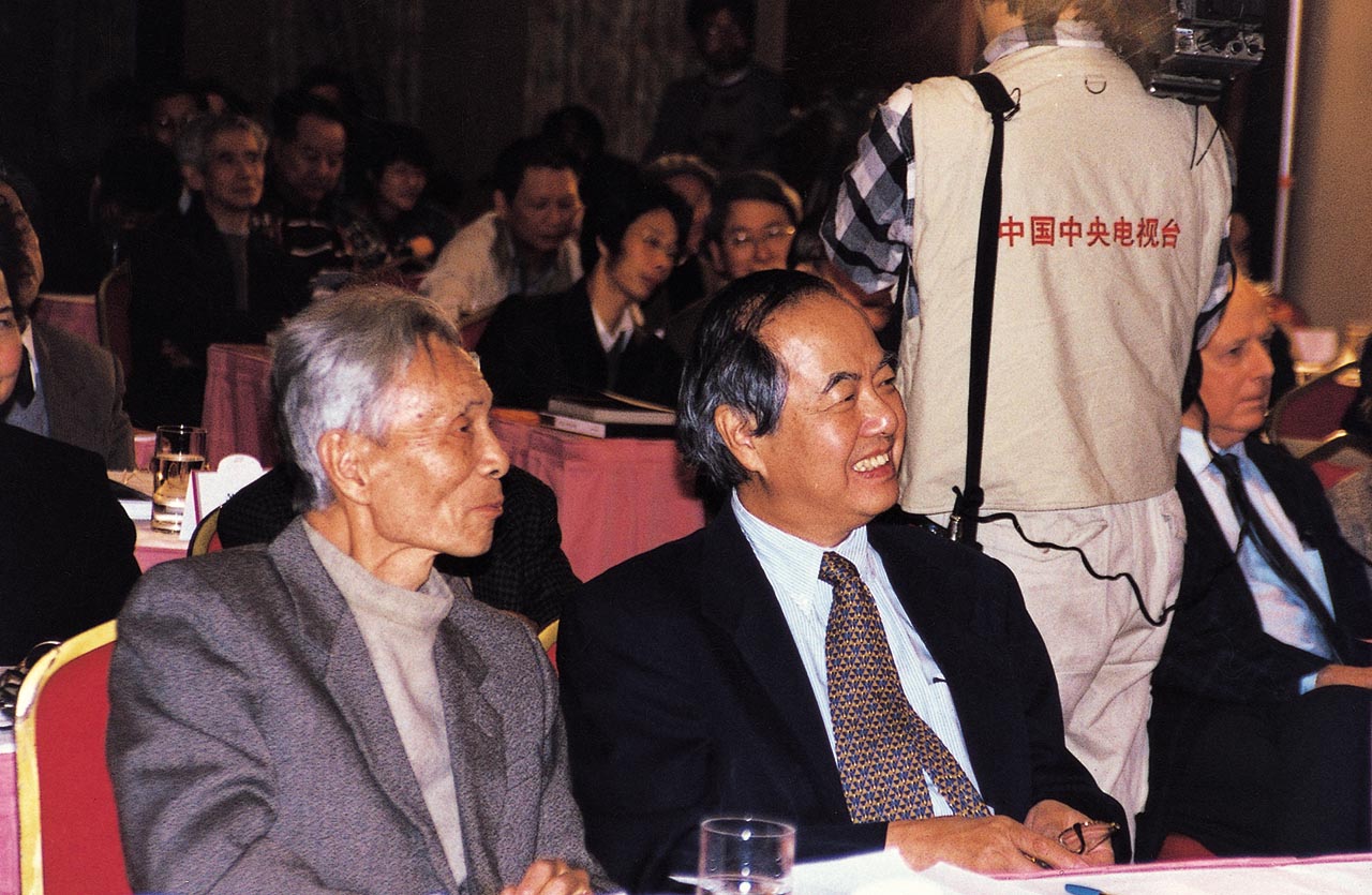 Photograph of Wu Guanzhong and Li Zhengdao at the exhibition opening of "Artistic Exhibition of Wu Guanzhong"