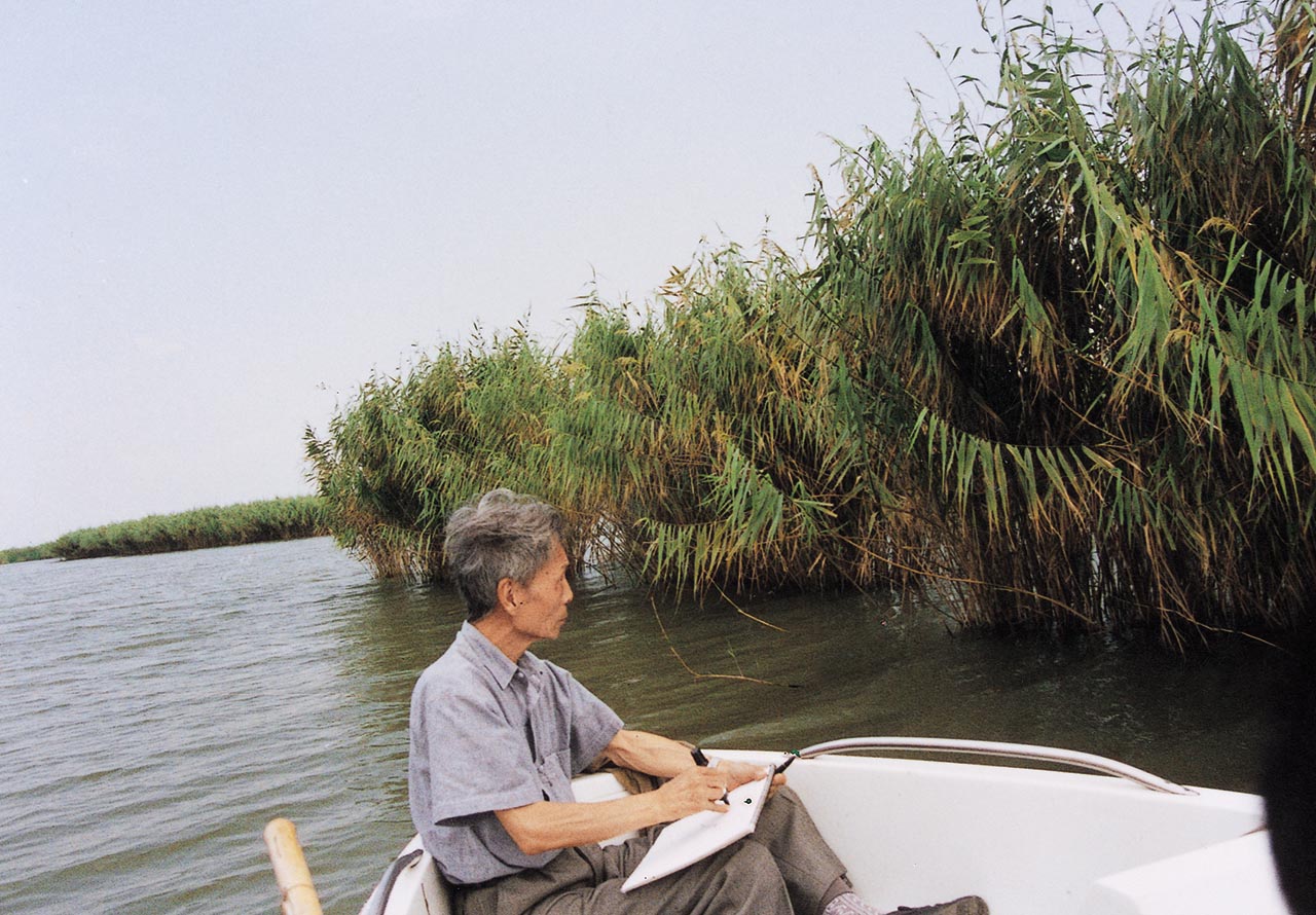 Photograph of Wu Guanzhong sketching on Lake Tai, Jiangsu