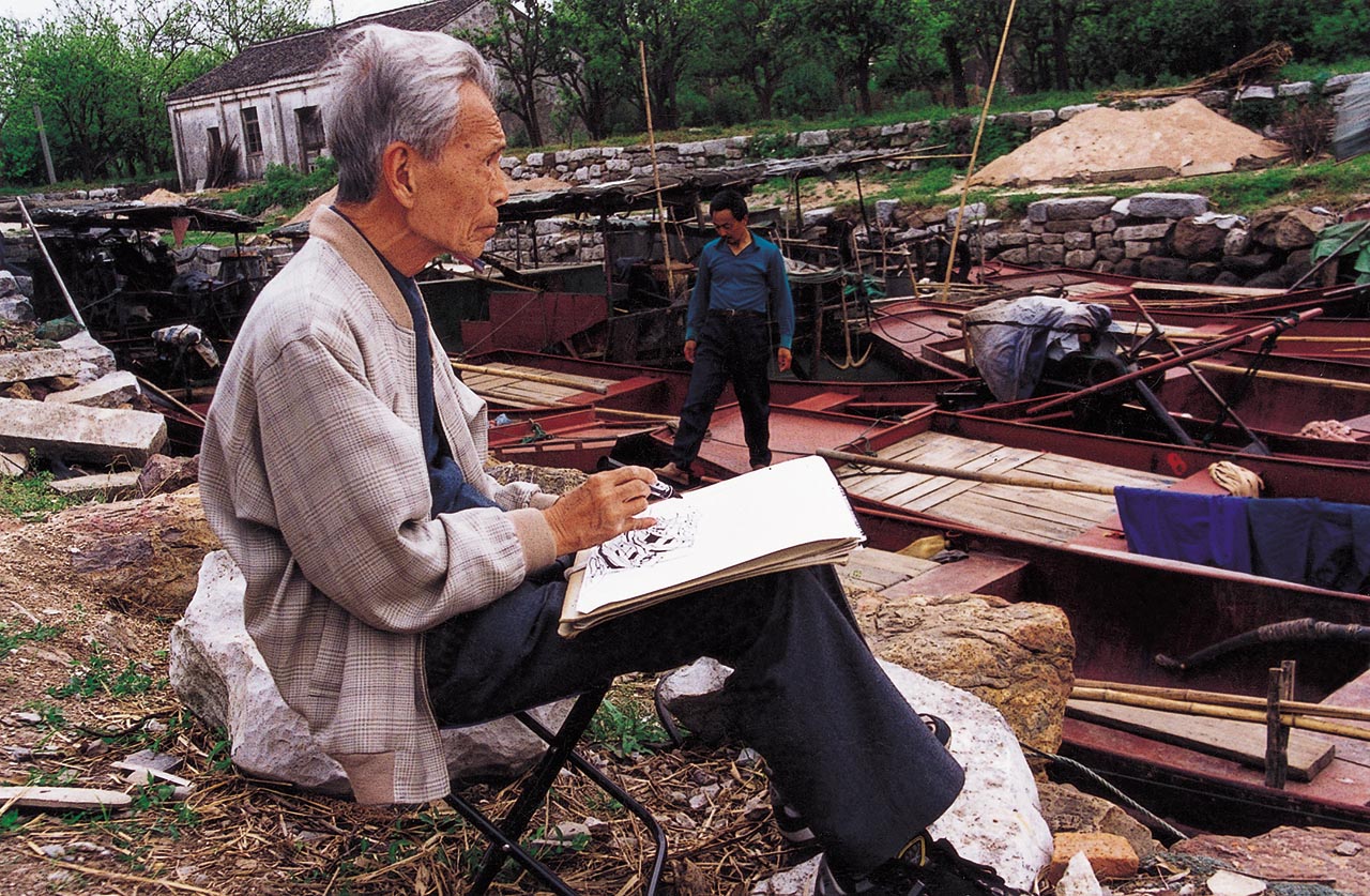 Photograph of Wu Guanzhong sketching on Lake Tai, Jiangsu