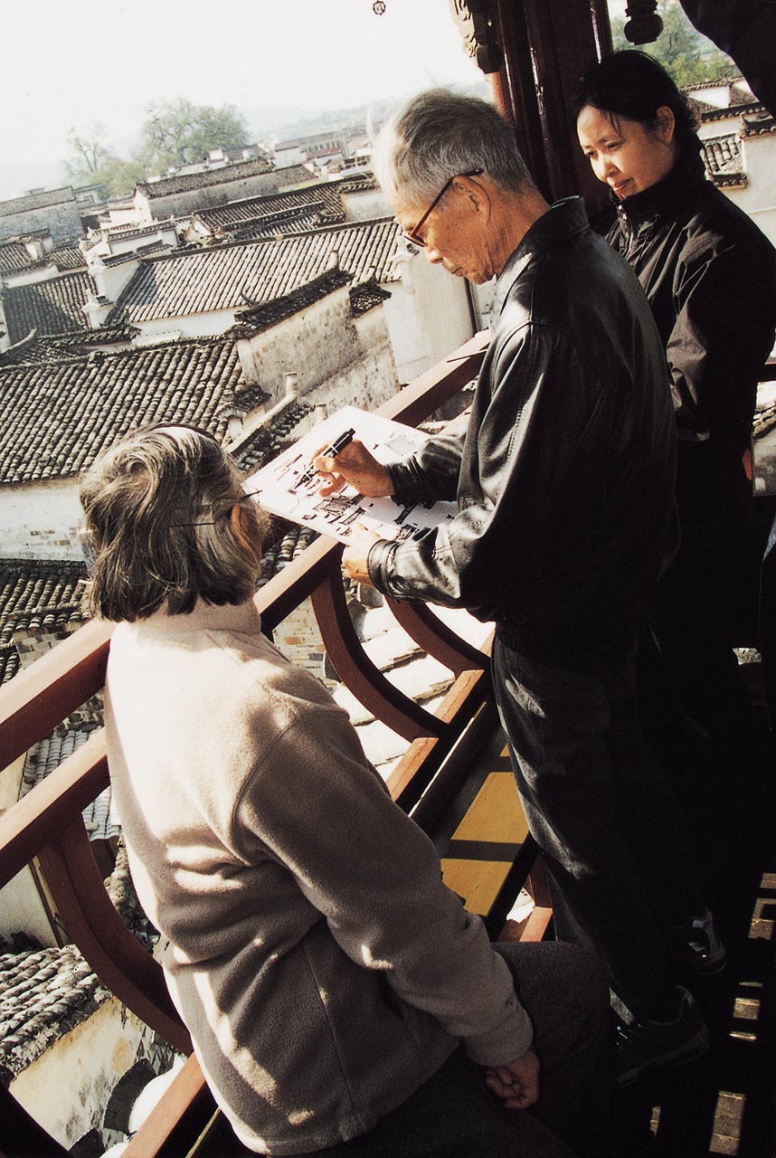 Photograph of Wu Guanzhong sketching at Hongcun, Anhui