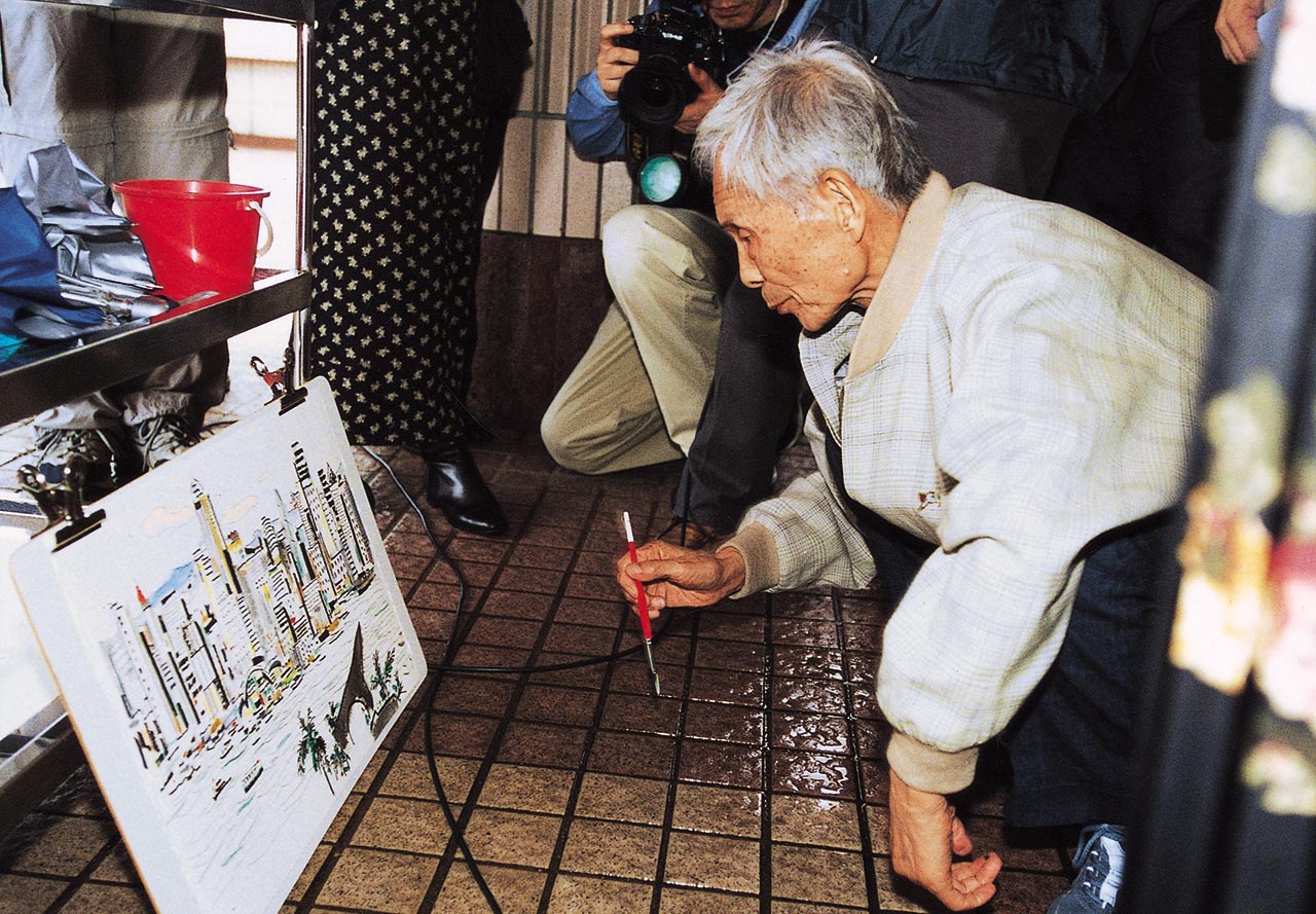 Photograph of Wu Guanzhong painting the Victoria Habour, Hong Kong