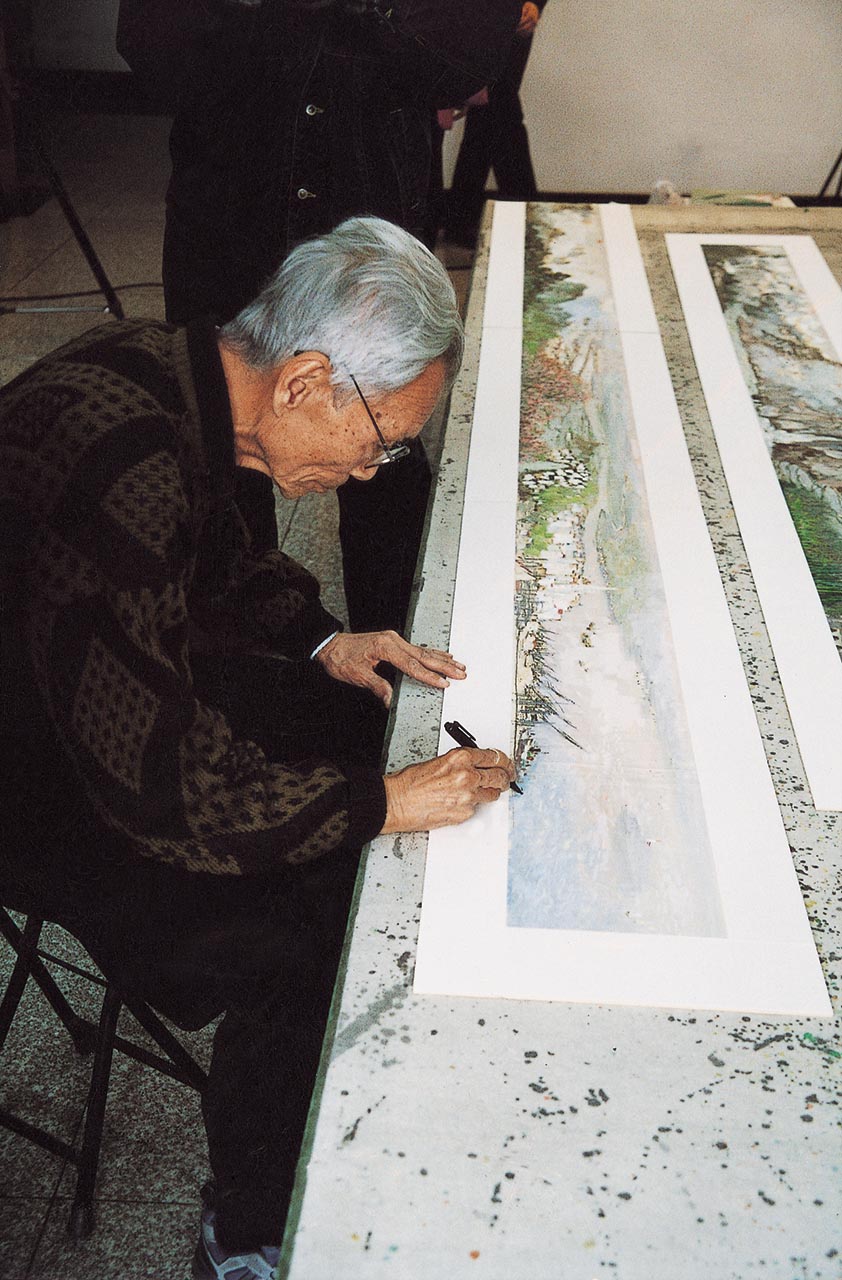 Photograph of Wu Guanzhong signing his 1974 painting "一九七四年·长江"